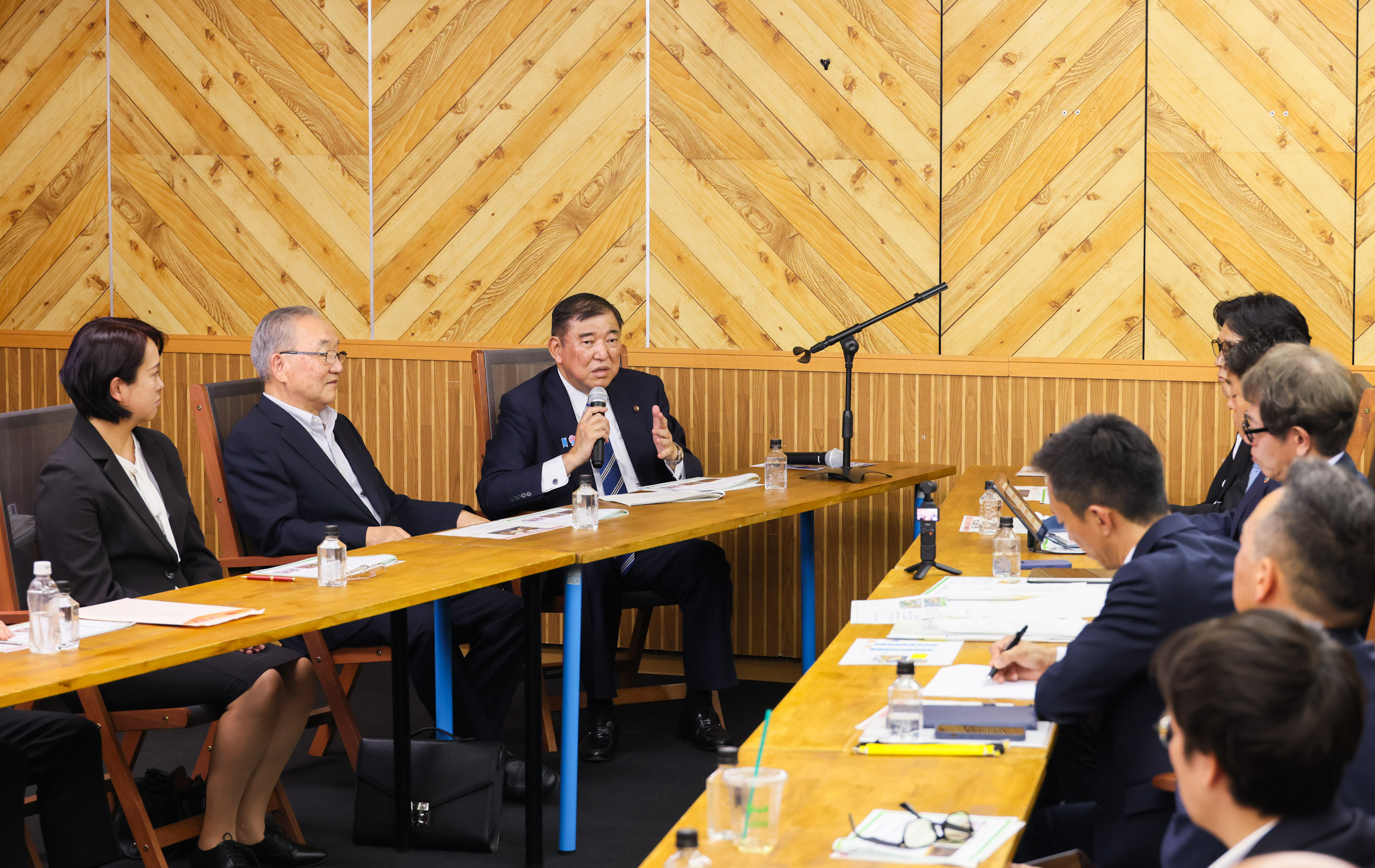 まちづくりに挑戦し続ける民間有志の方々との意見交換を行う石破総理２