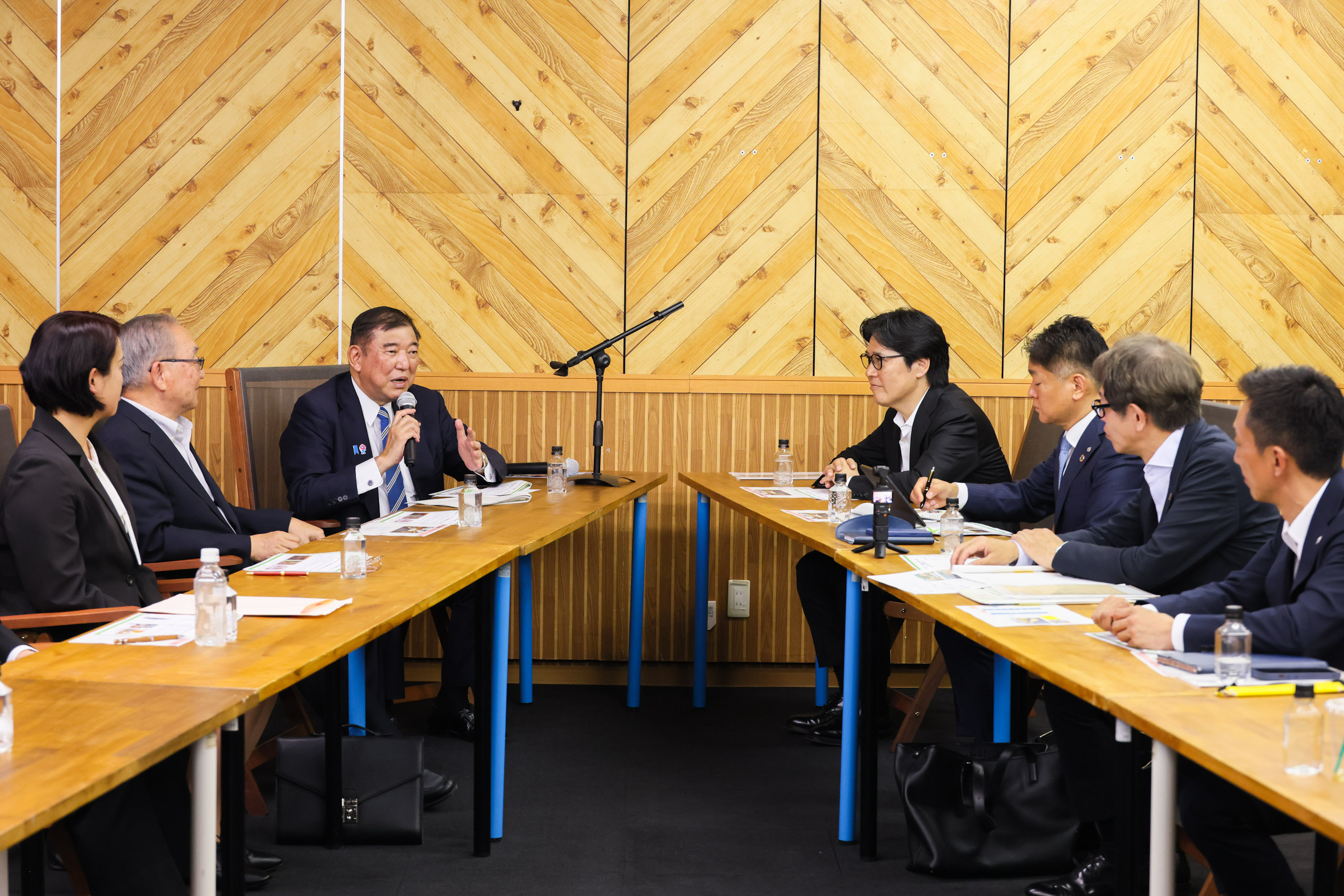 まちづくりに挑戦し続ける民間有志の方々との意見交換を行う石破総理３