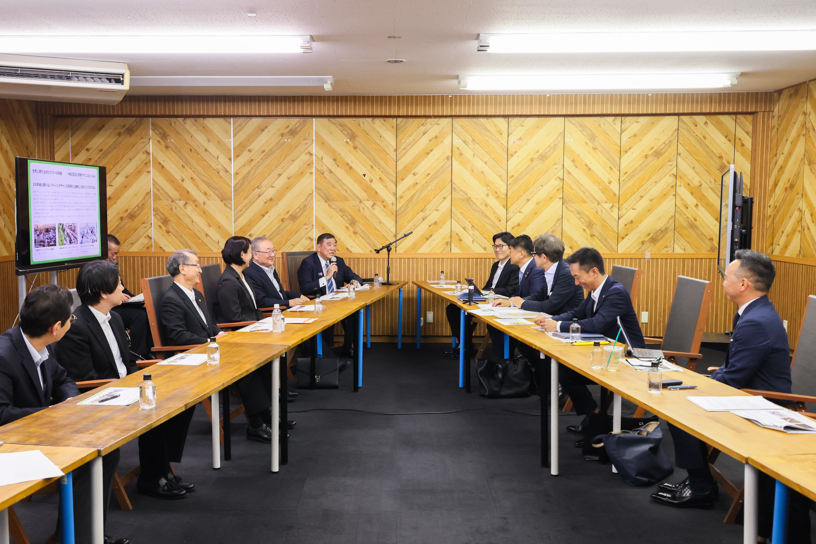 まちづくりに挑戦し続ける民間有志の方々との意見交換を行う石破総理４