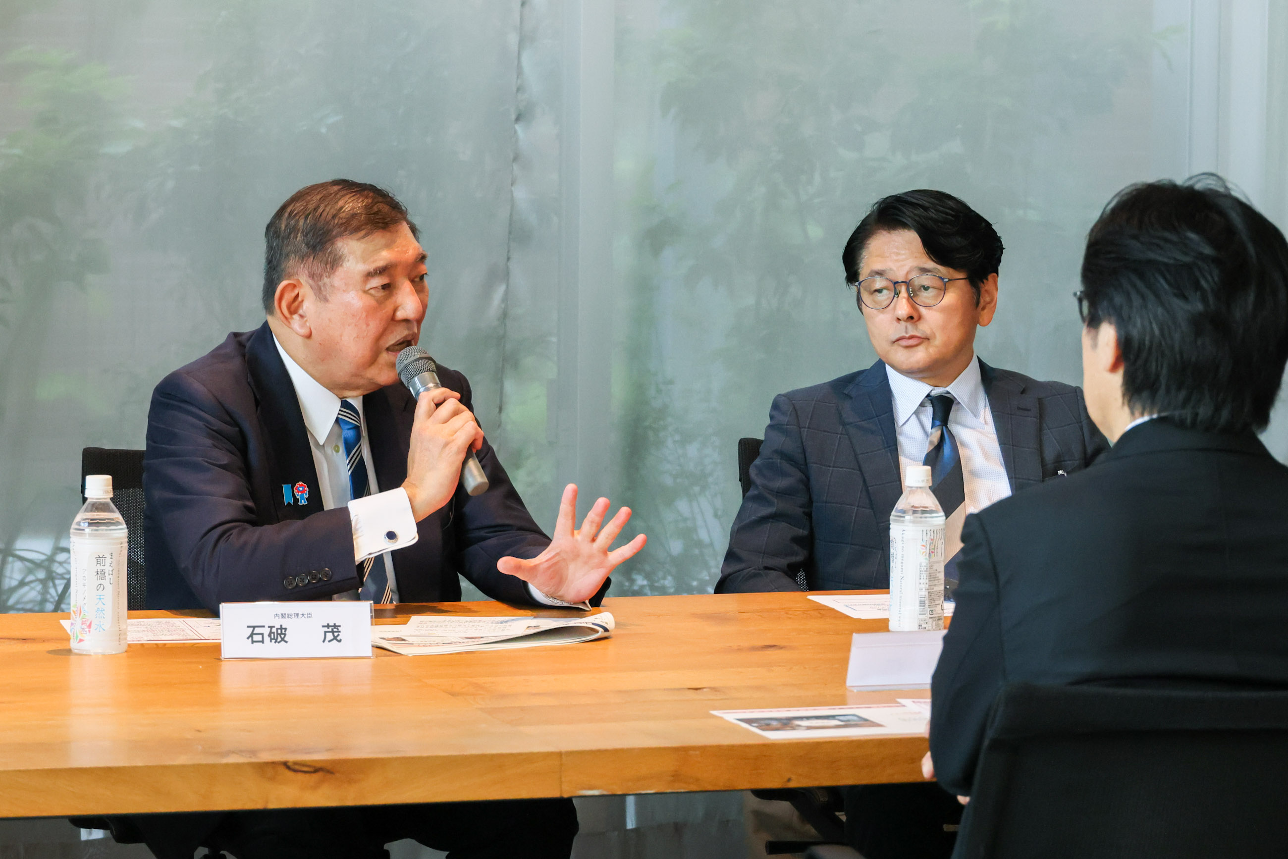 若者にも選ばれる地方づくりや人材定着に向けた教育・デジタルに関する意見交換を行う石破総理１