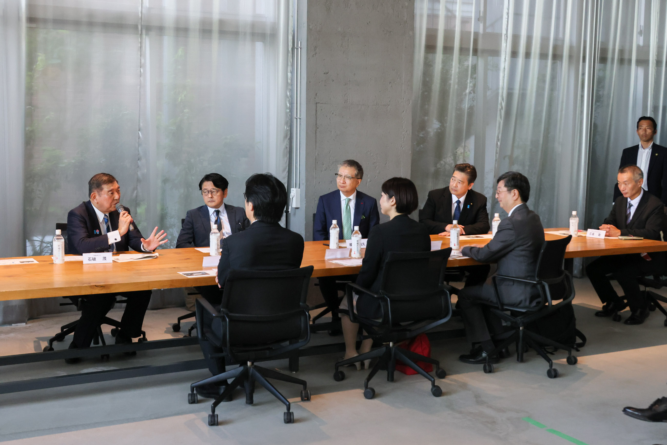 若者にも選ばれる地方づくりや人材定着に向けた教育・デジタルに関する意見交換を行う石破総理３