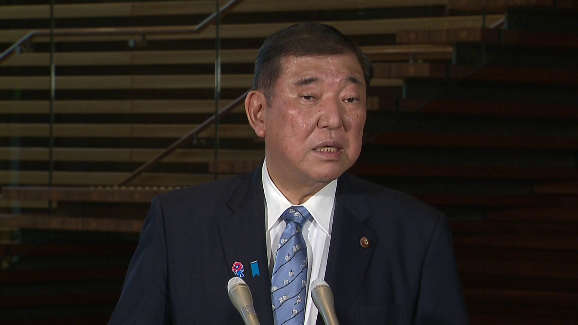 記者の質問に答える石破総理