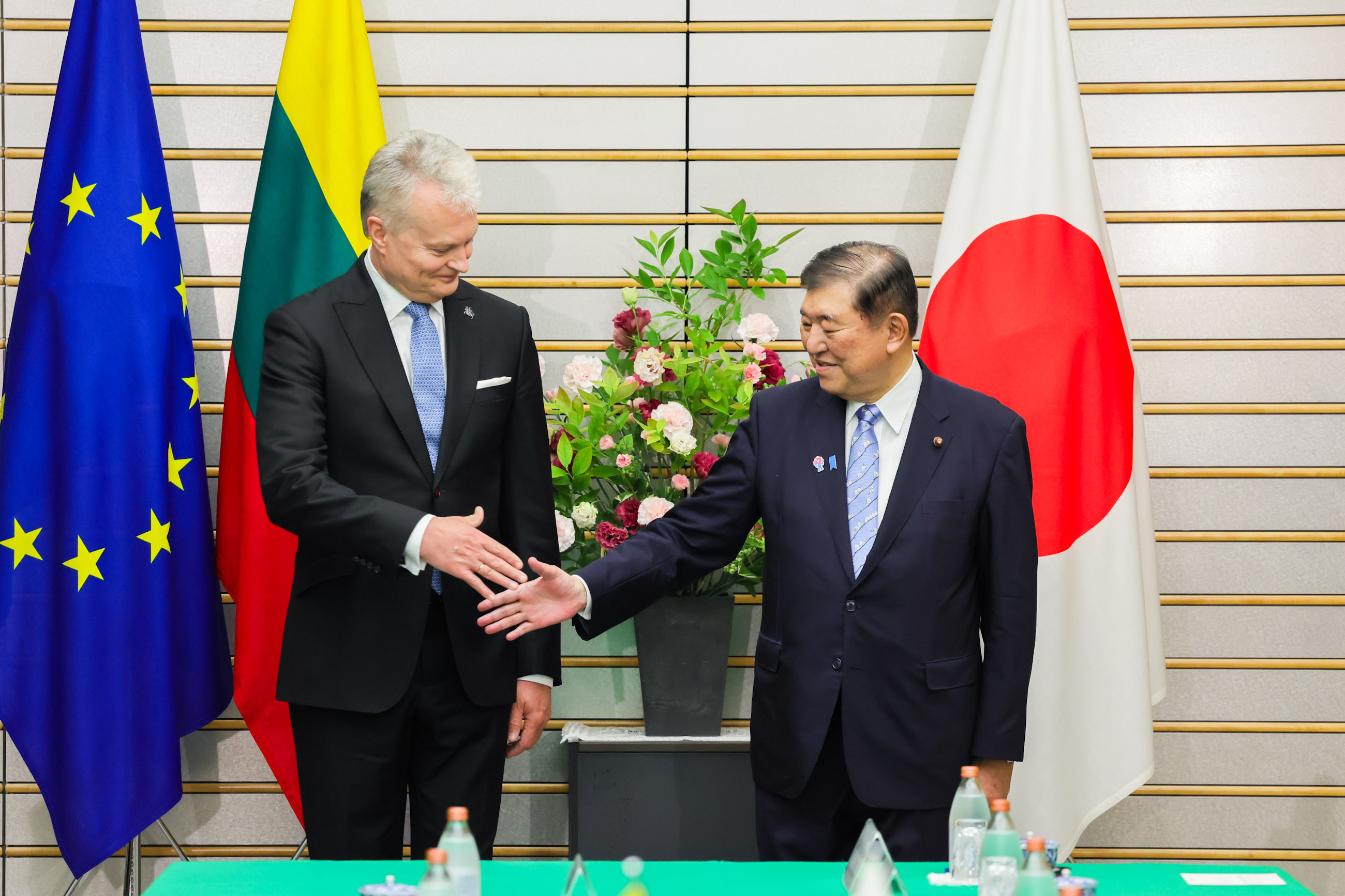 ナウセーダ大統領と会談する石破総理２