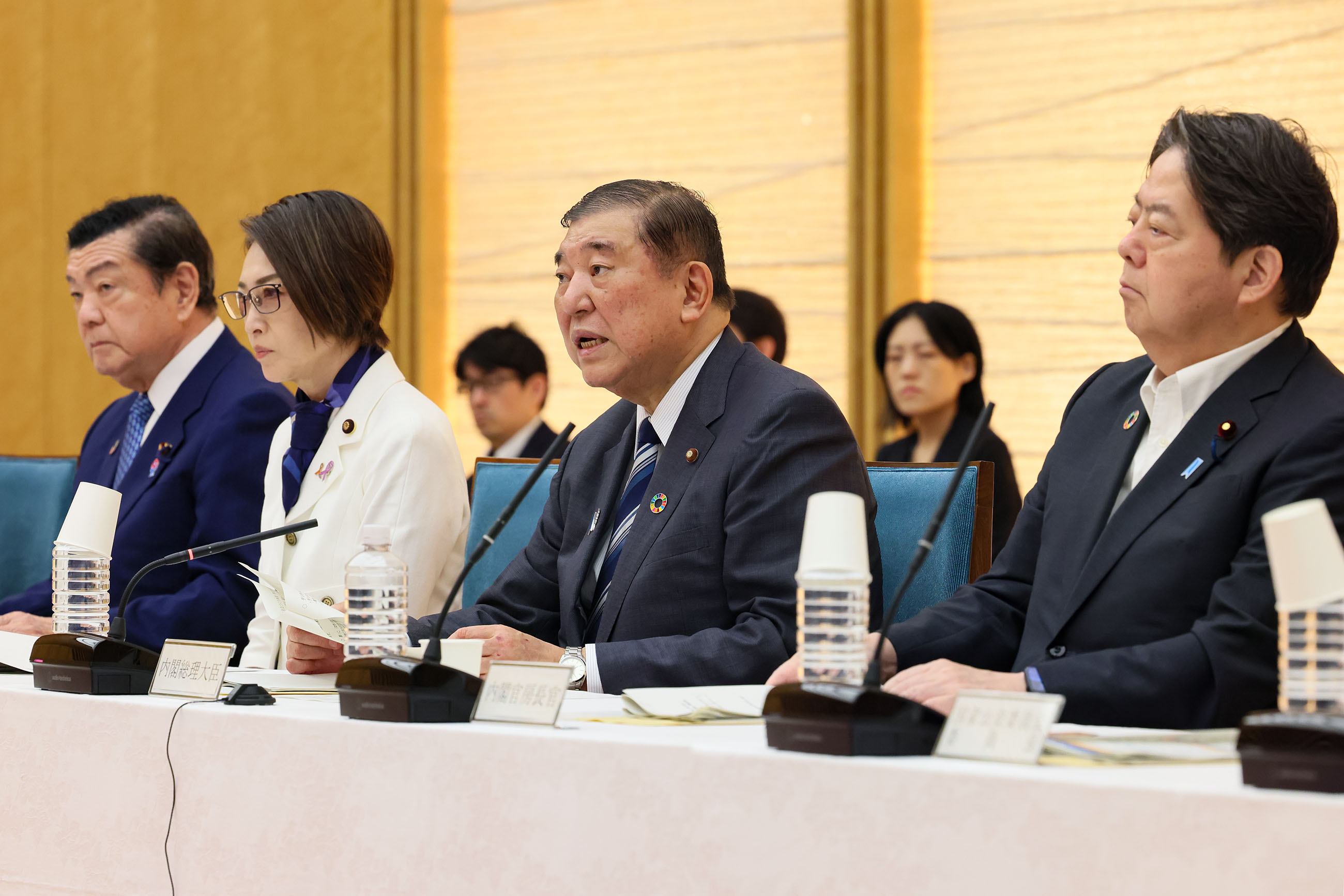 会議のまとめを行う石破総理１