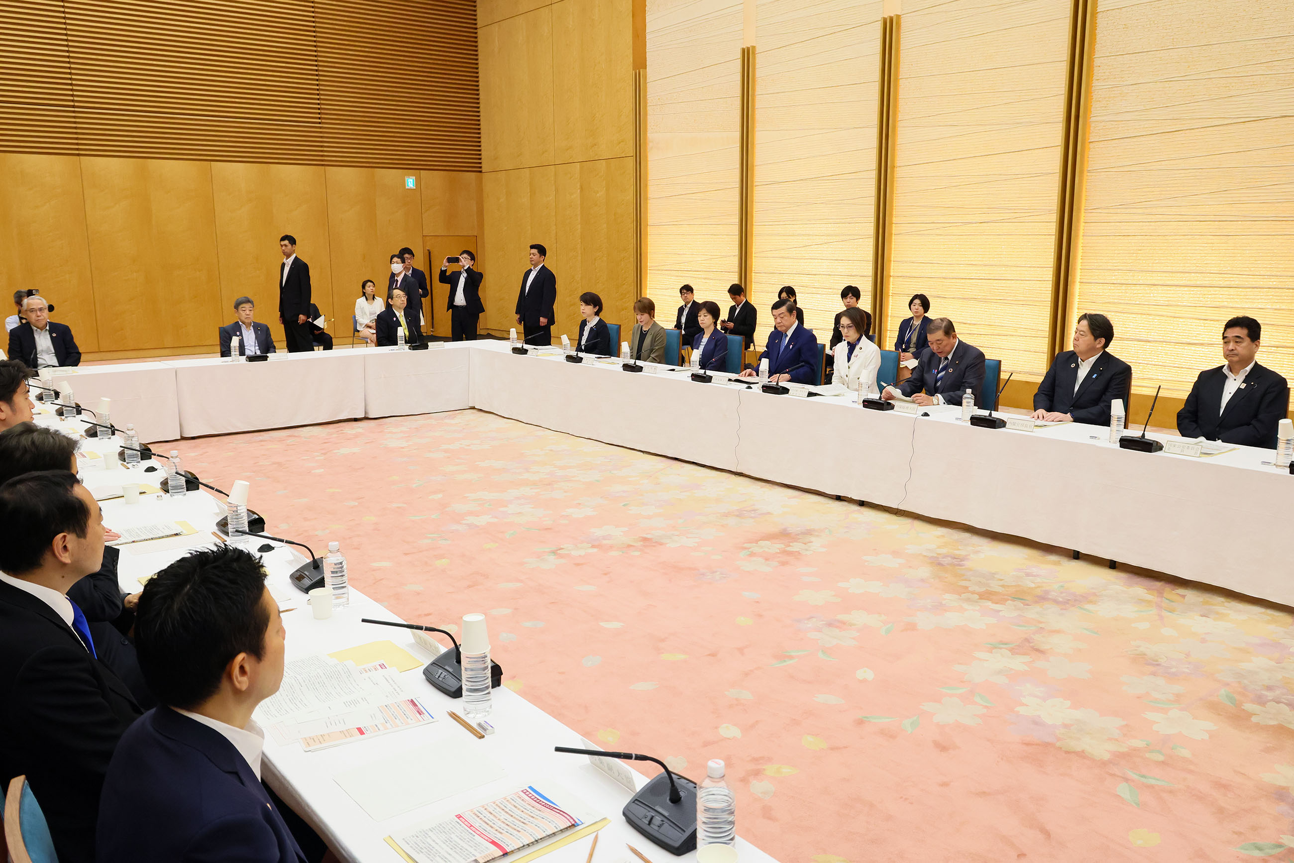 会議のまとめを行う石破総理３