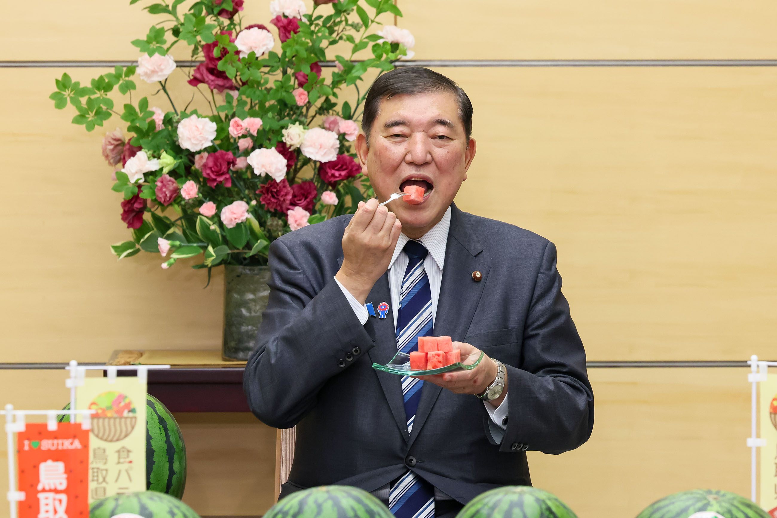 贈呈を受ける石破総理２