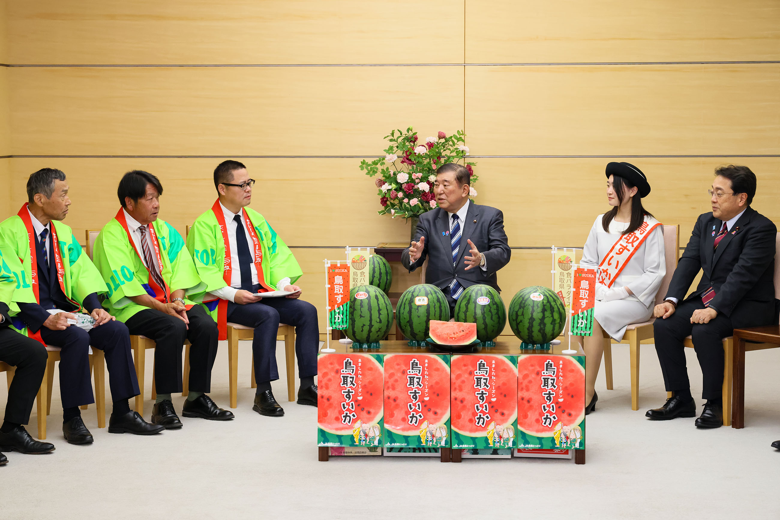 贈呈を受ける石破総理３