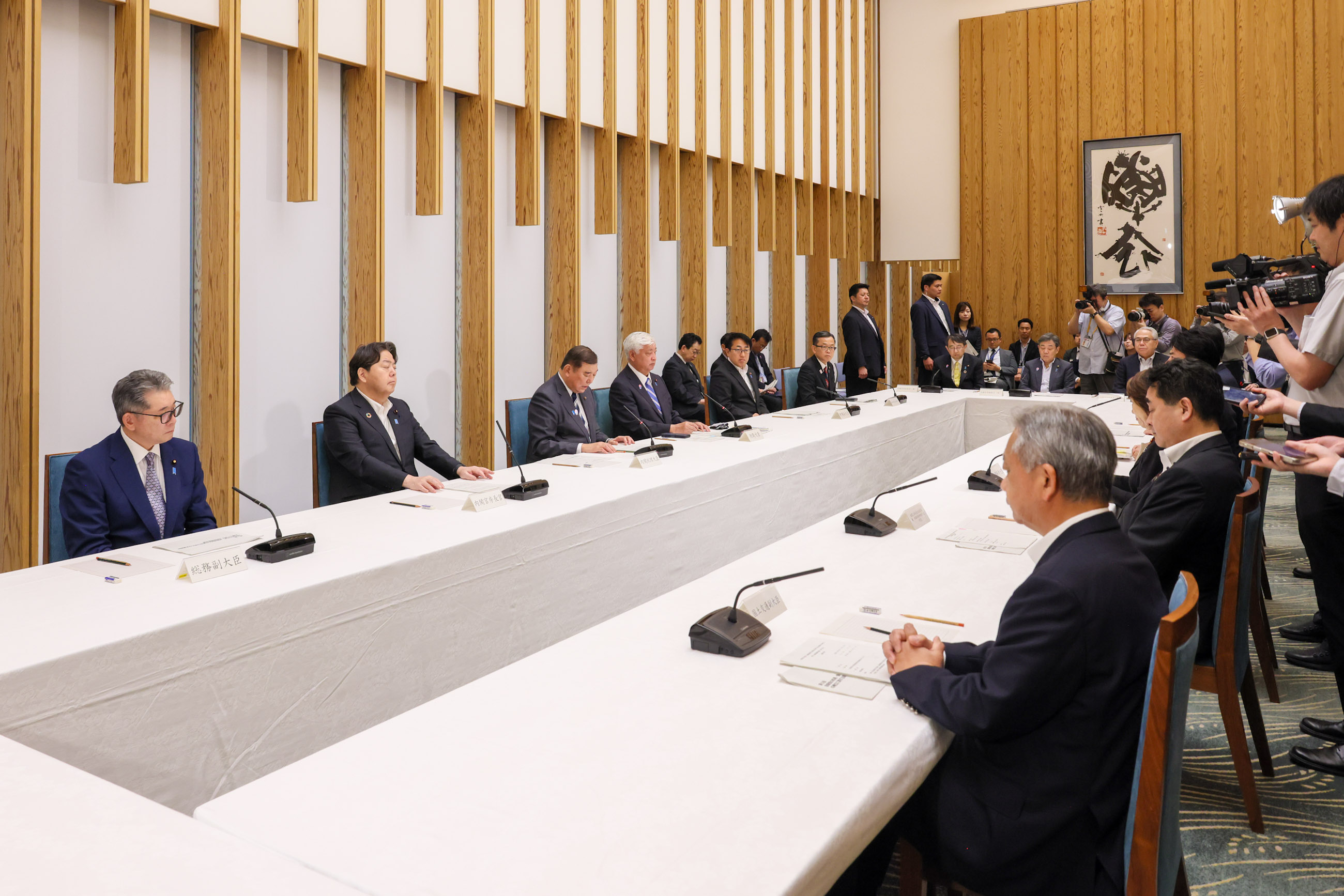 会議のまとめを行う石破総理２