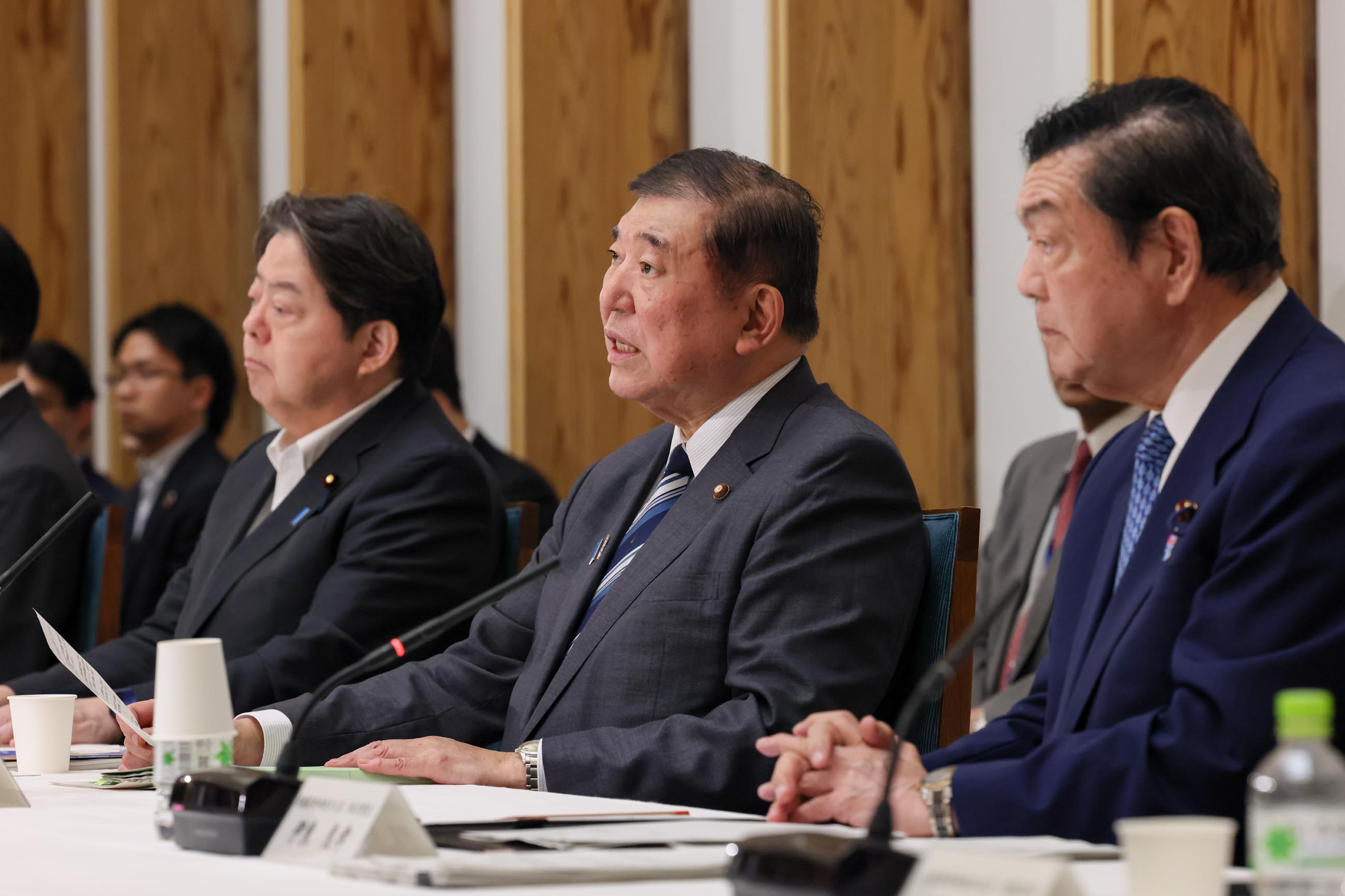 会議のまとめを行う石破総理１