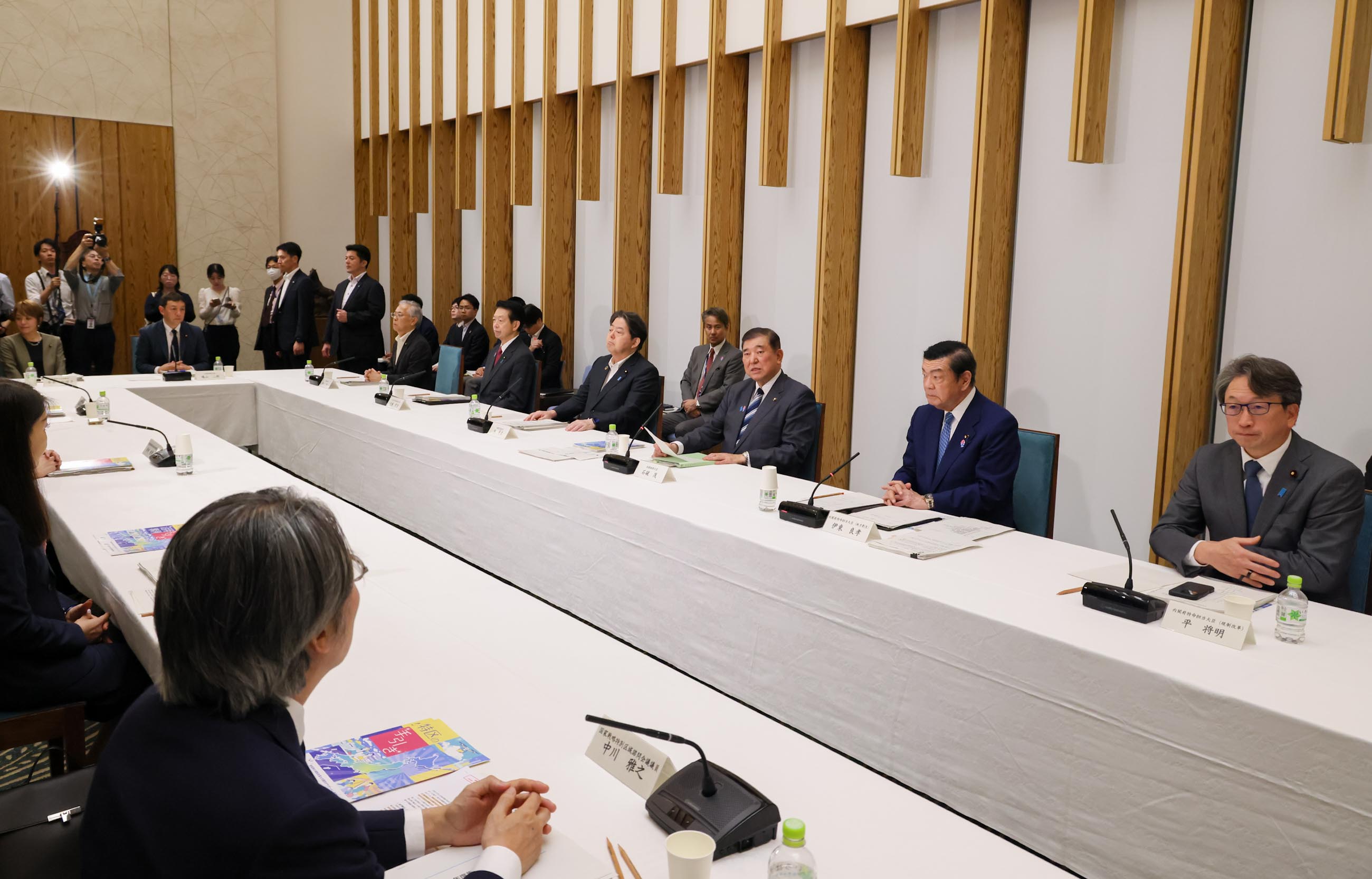 会議のまとめを行う石破総理２