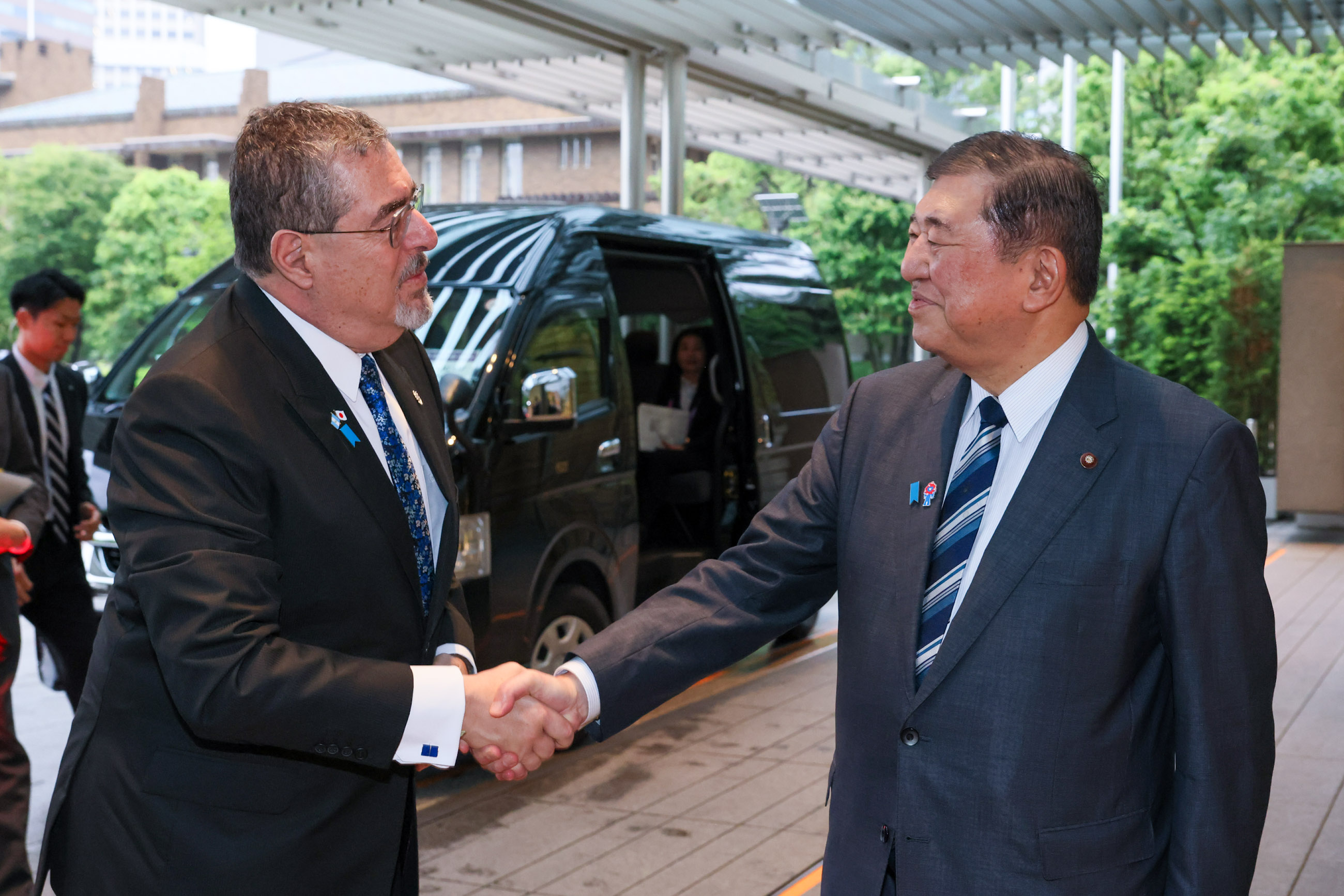 アレバロ大統領を出迎える石破総理