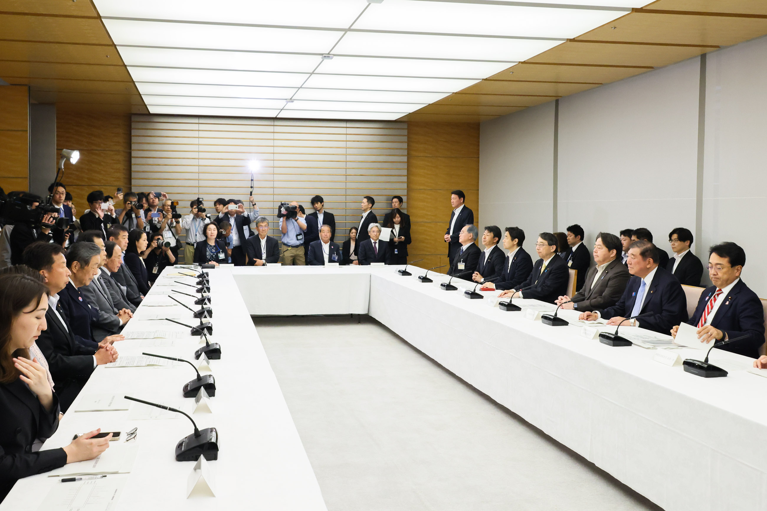 会議に臨む石破総理２