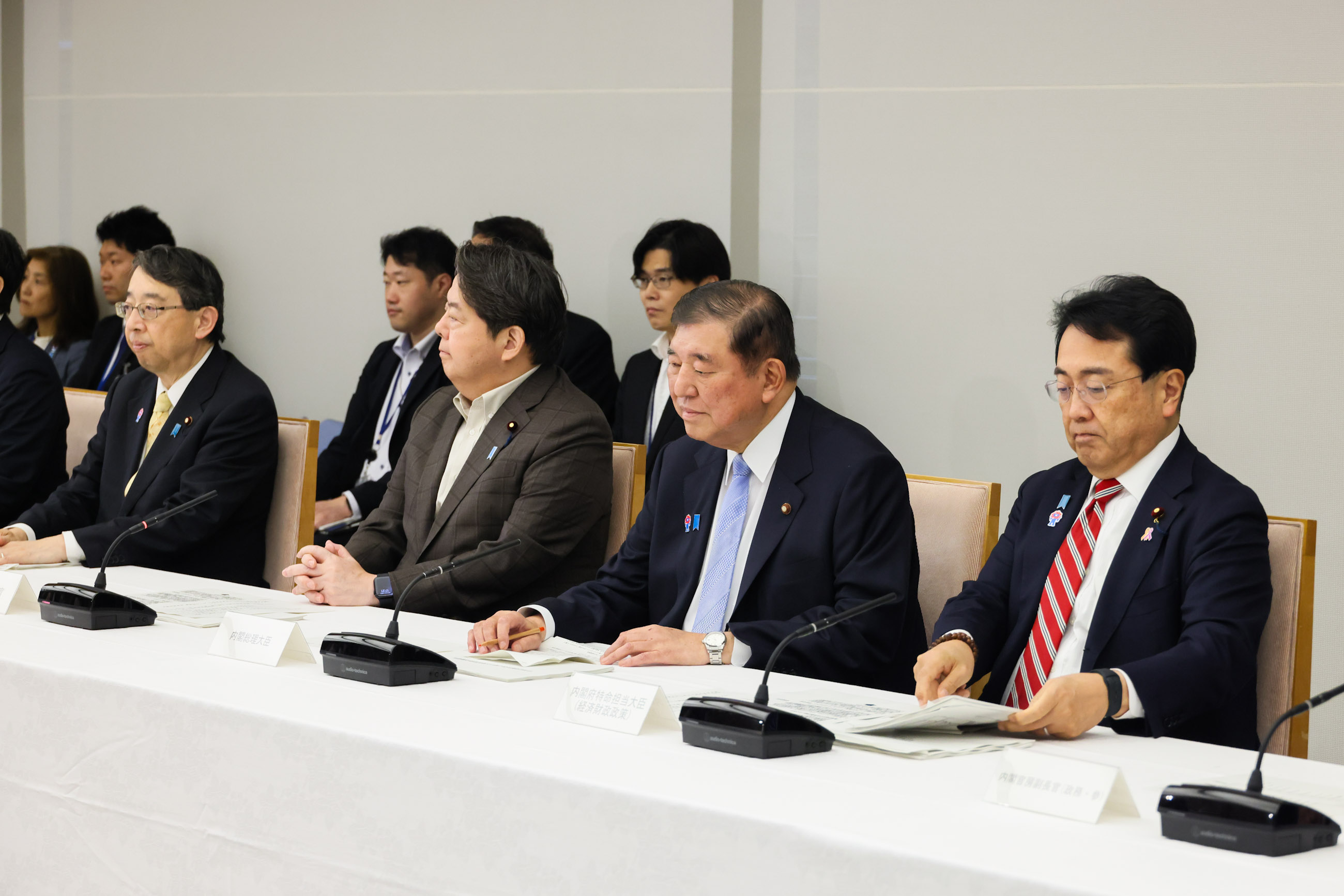 会議に臨む石破総理３