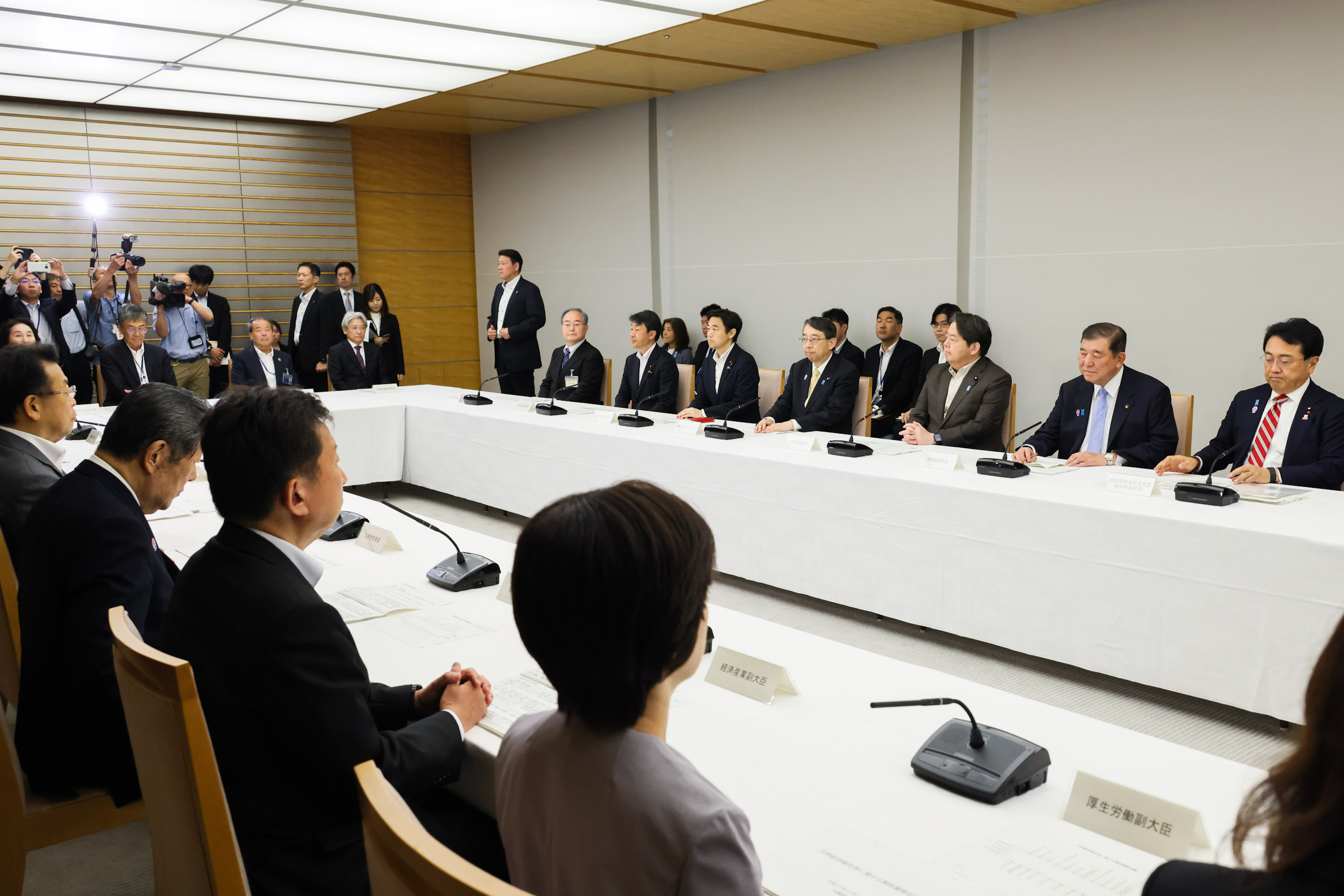 会議に臨む石破総理４