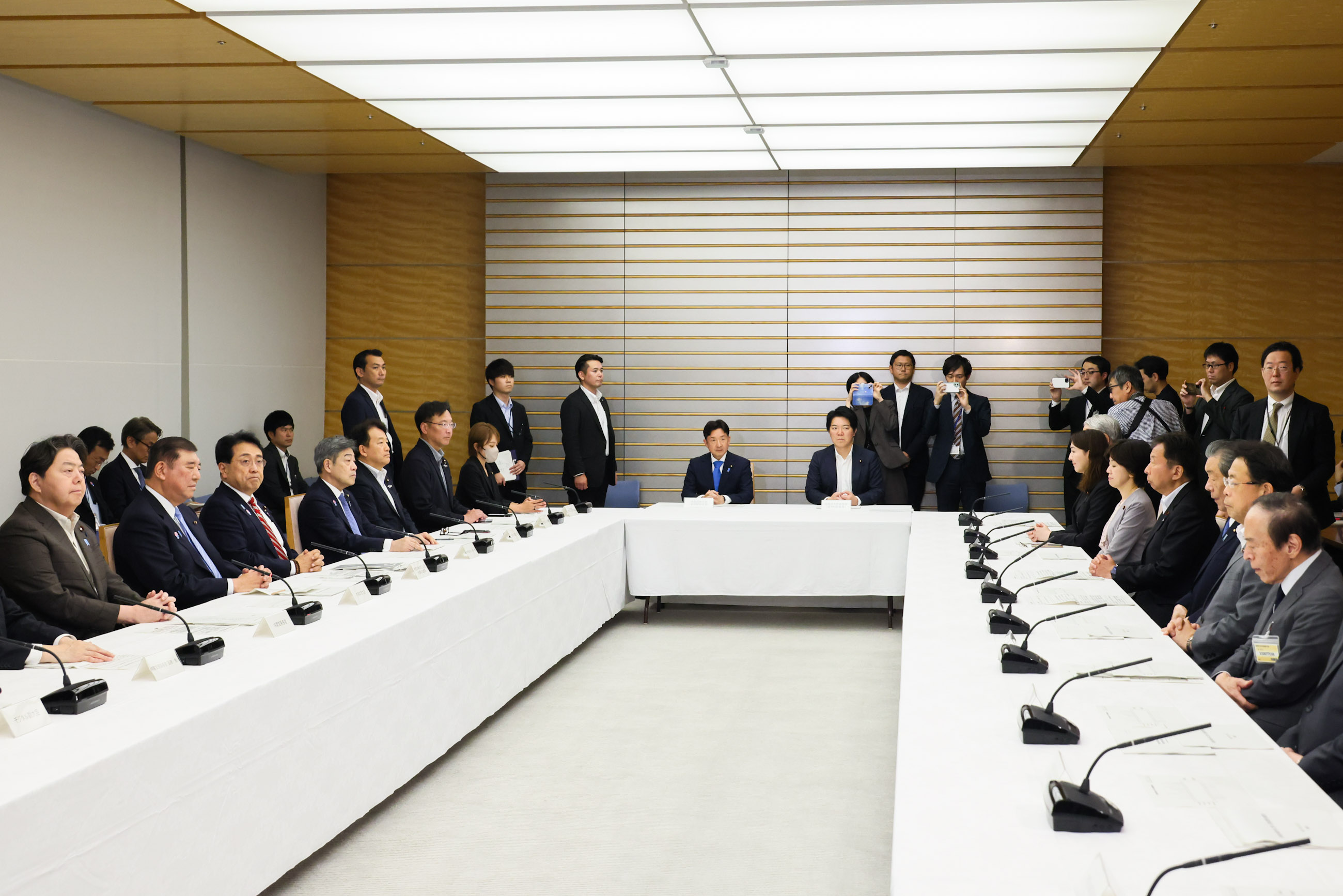 会議に臨む石破総理５