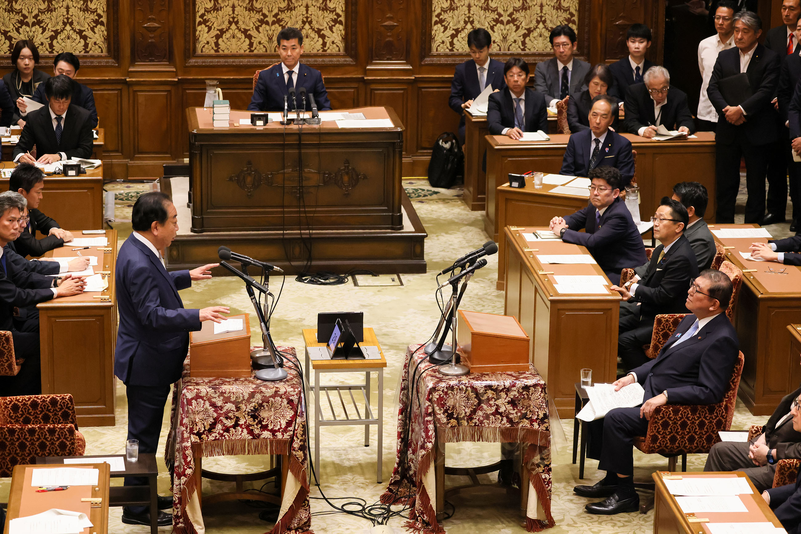 発言を聞く石破総理