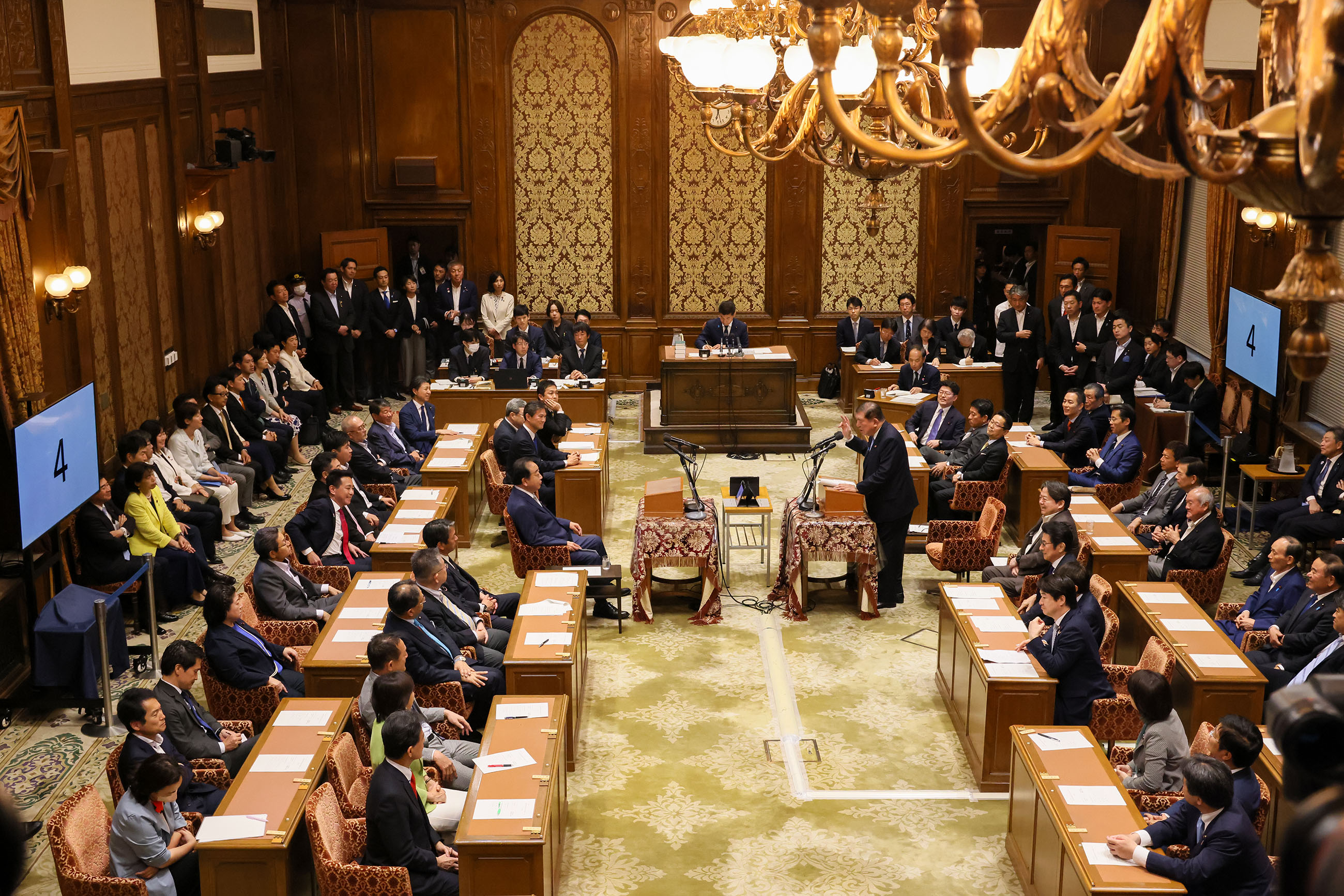 発言する石破総理３