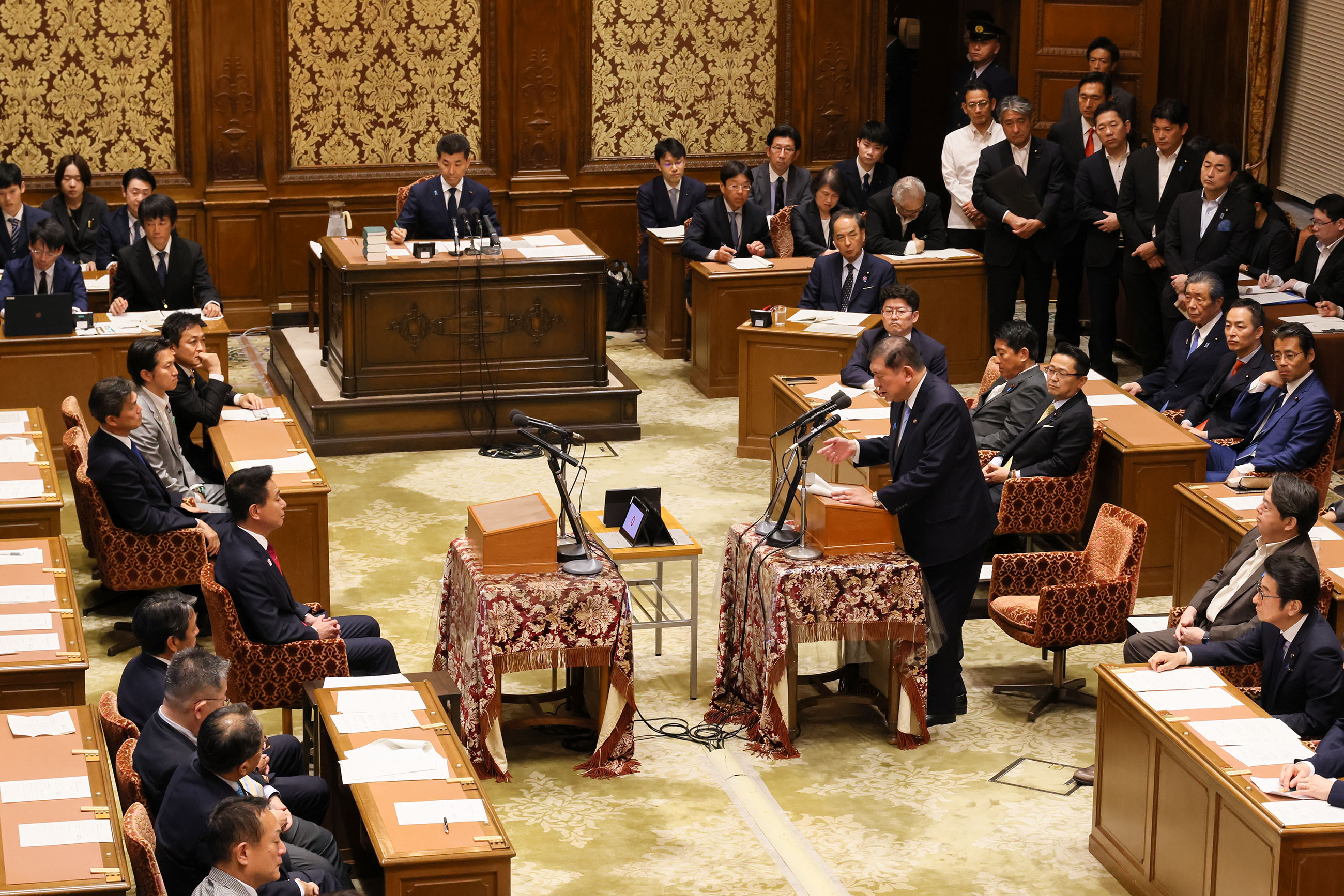 発言する石破総理４