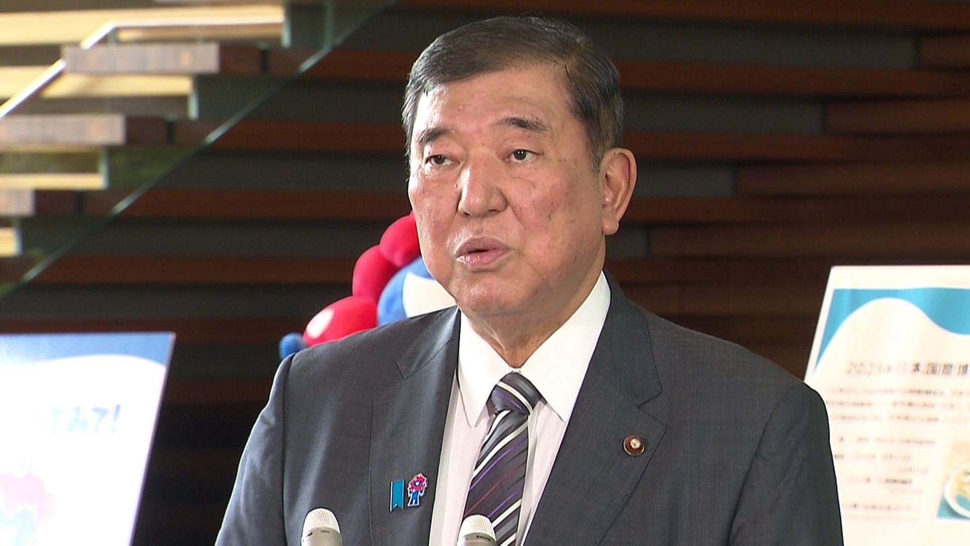 記者の質問に答える石破総理