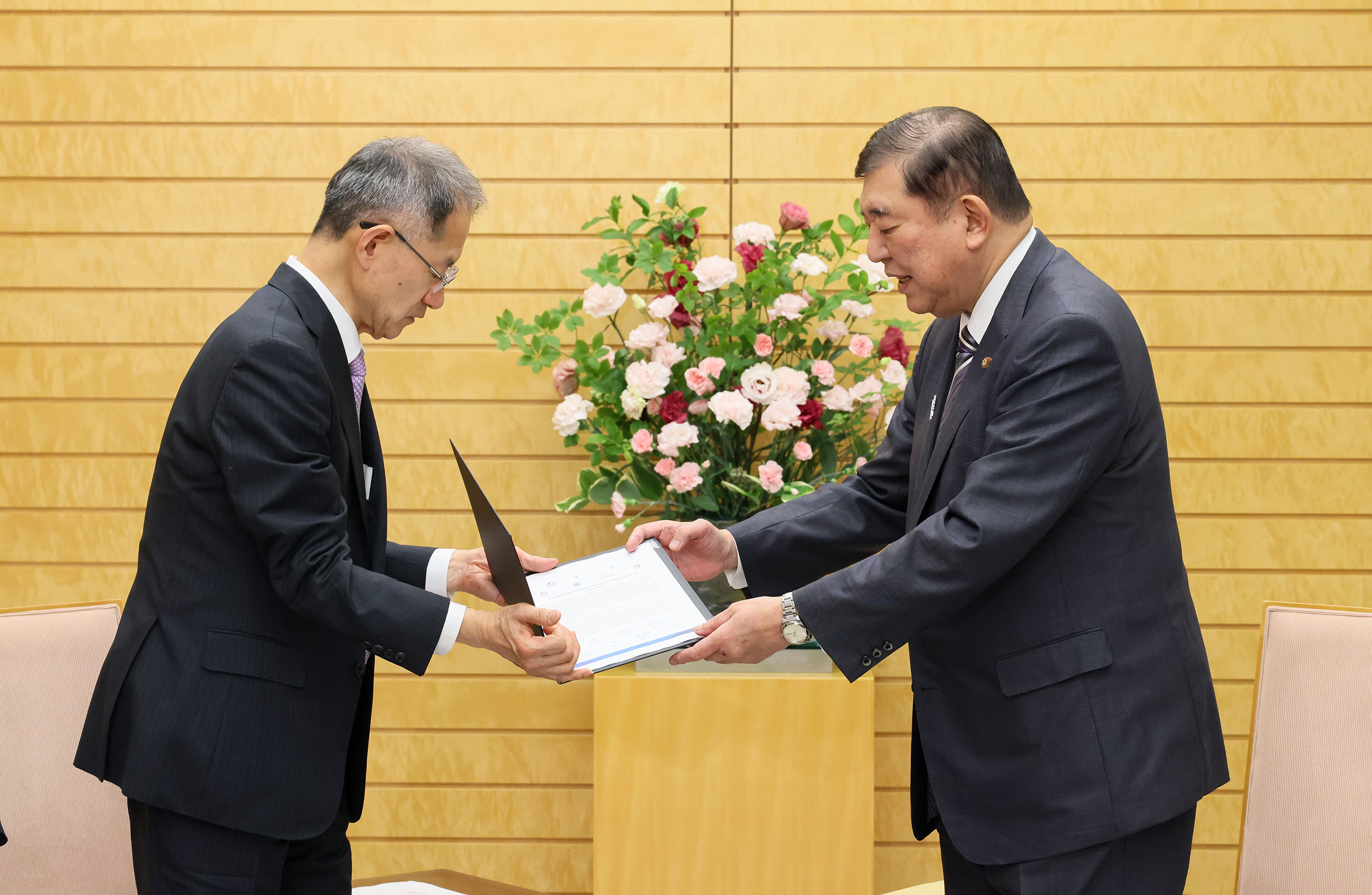 共同声明を受け取る石破総理２