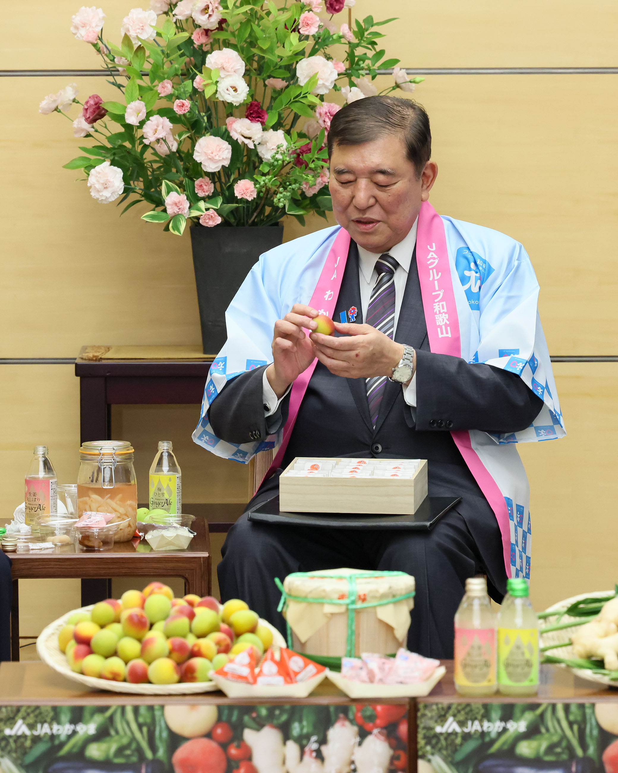 贈呈を受ける石破総理３