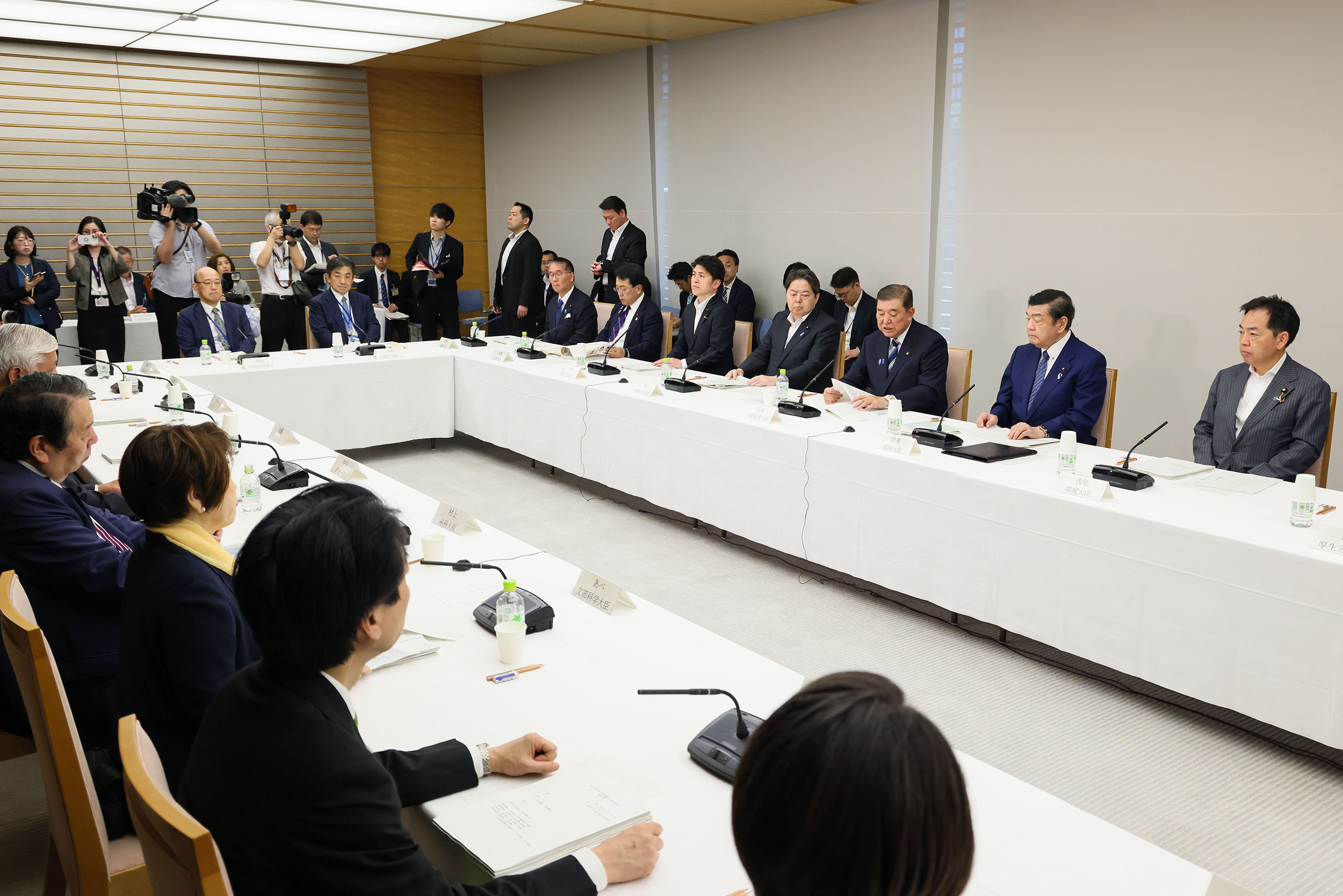 会議のまとめを行う石破総理２