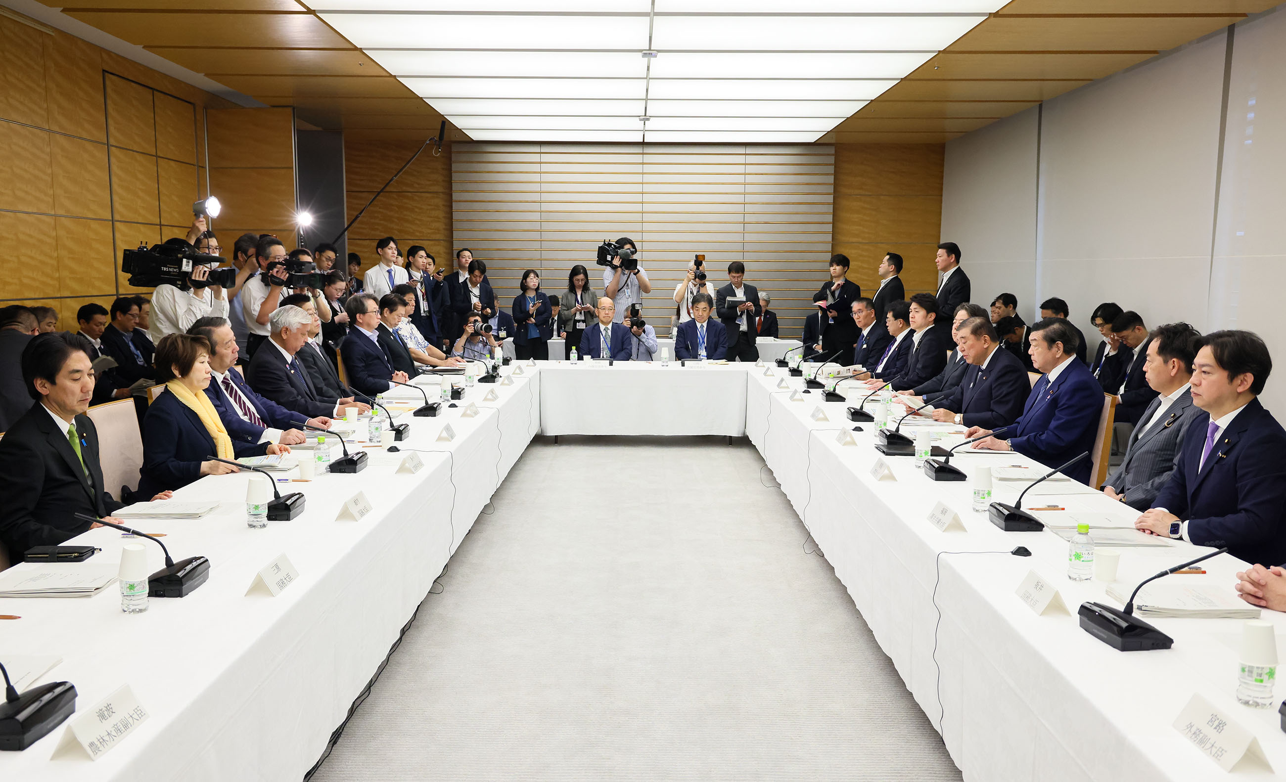 会議のまとめを行う石破総理３
