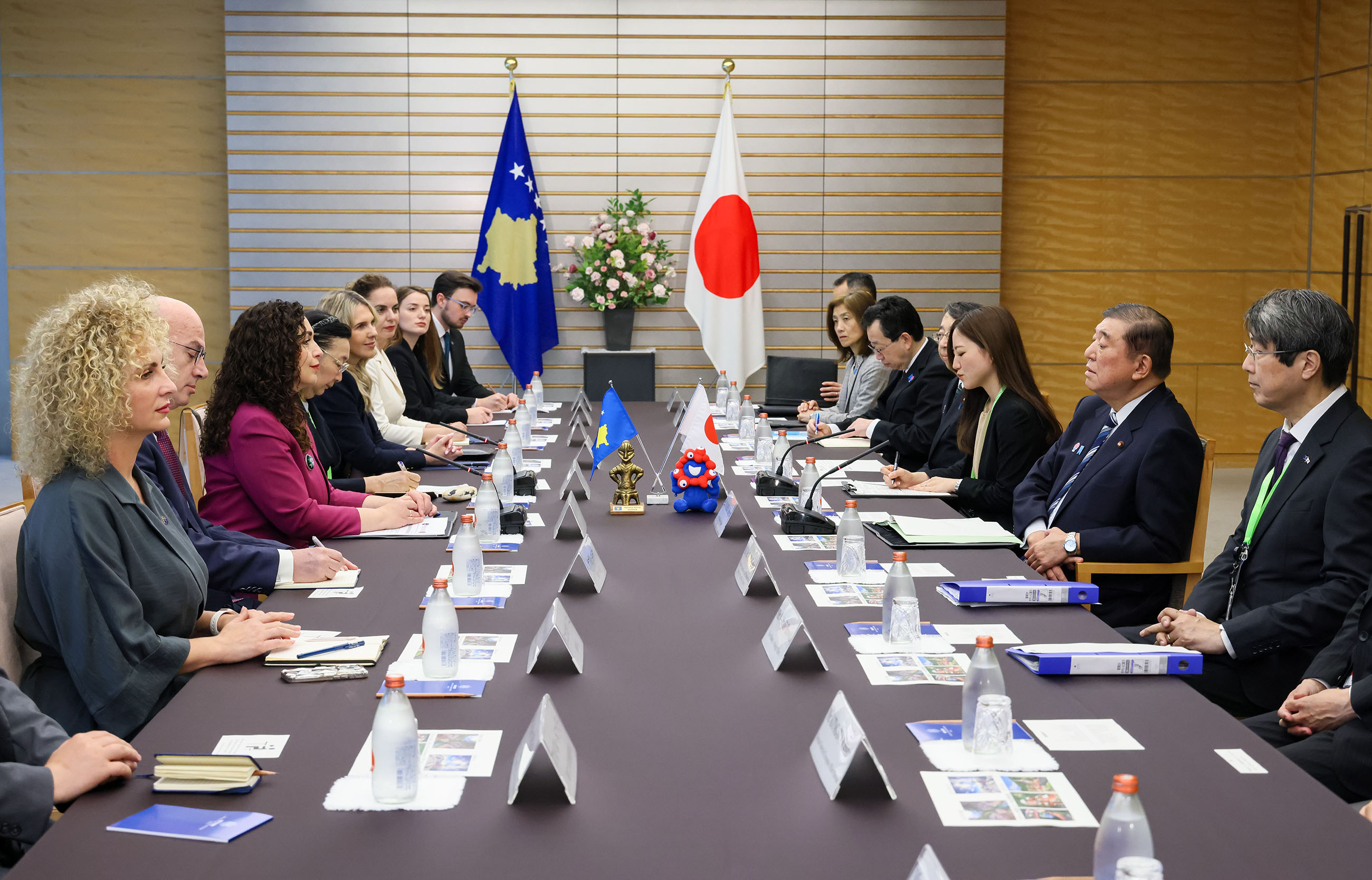 オスマニ大統領と会談する石破総理３
