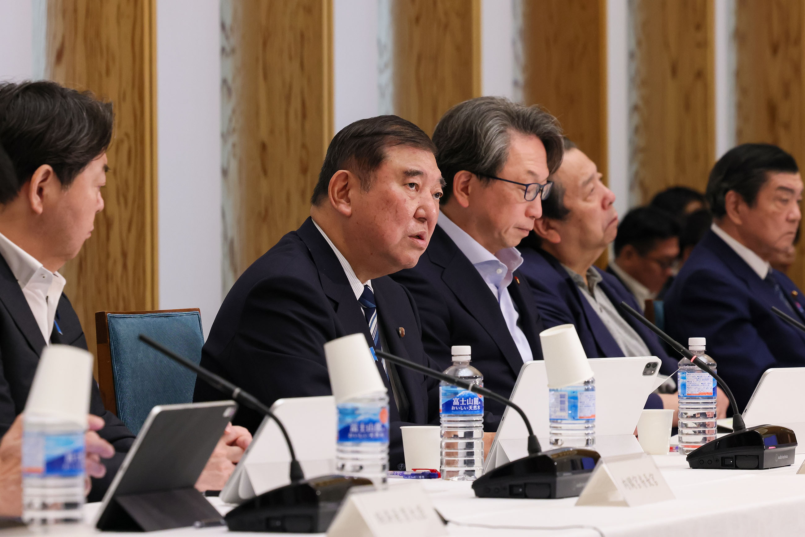 会議のまとめを行う石破総理１