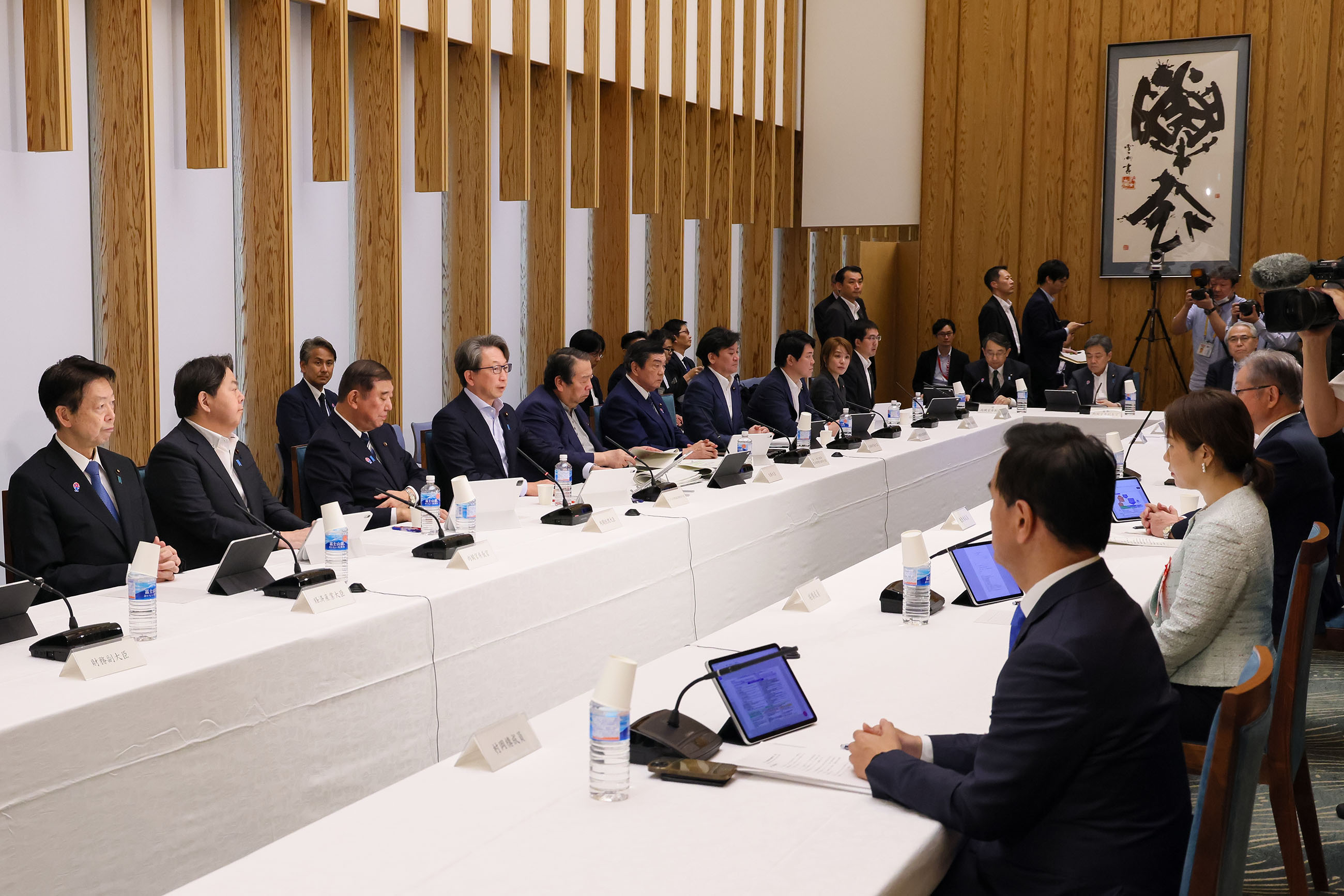 会議のまとめを行う石破総理２
