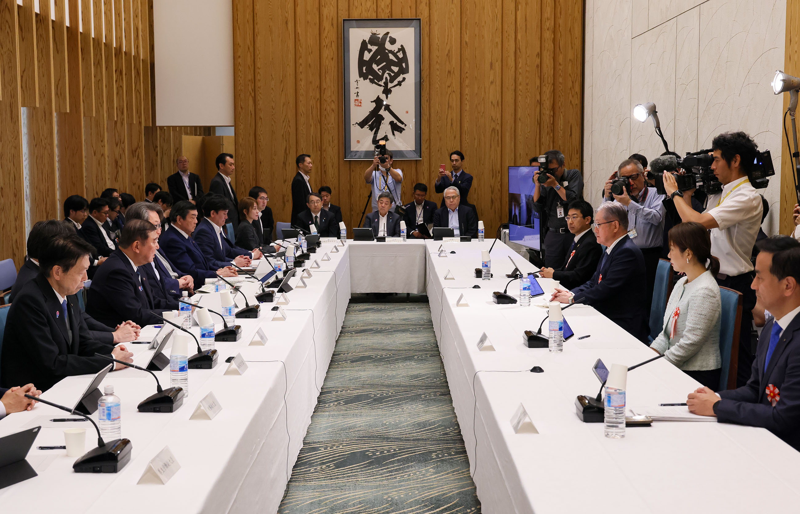 会議のまとめを行う石破総理３