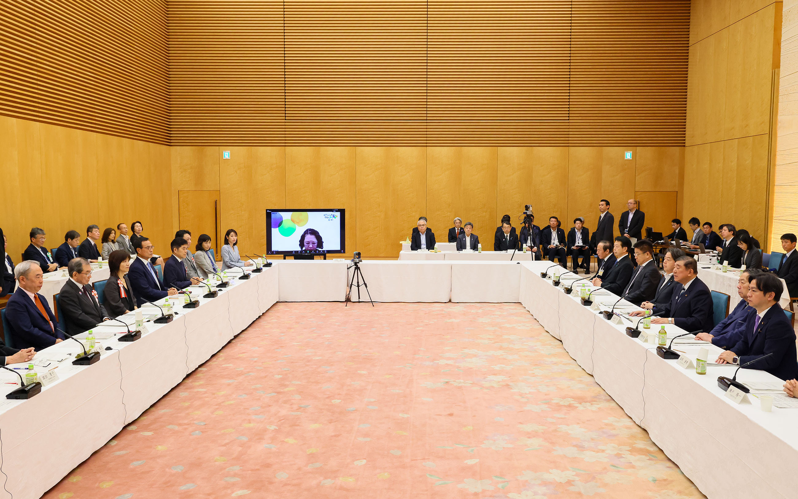 会議のまとめを行う石破総理２
