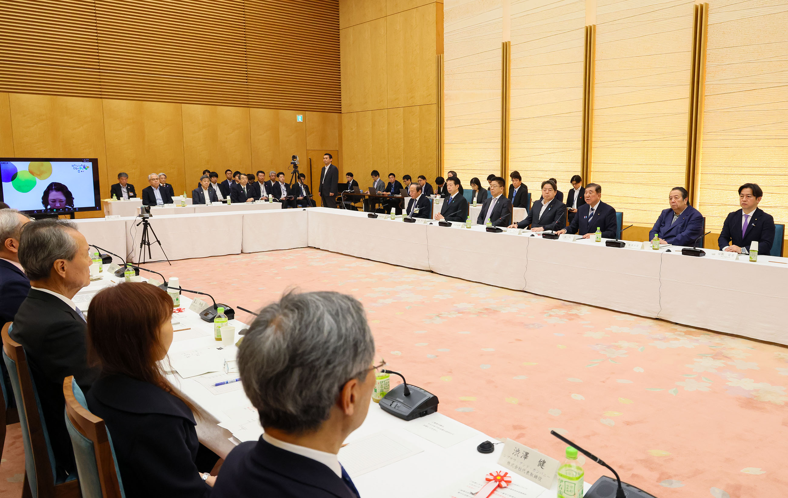 会議のまとめを行う石破総理３