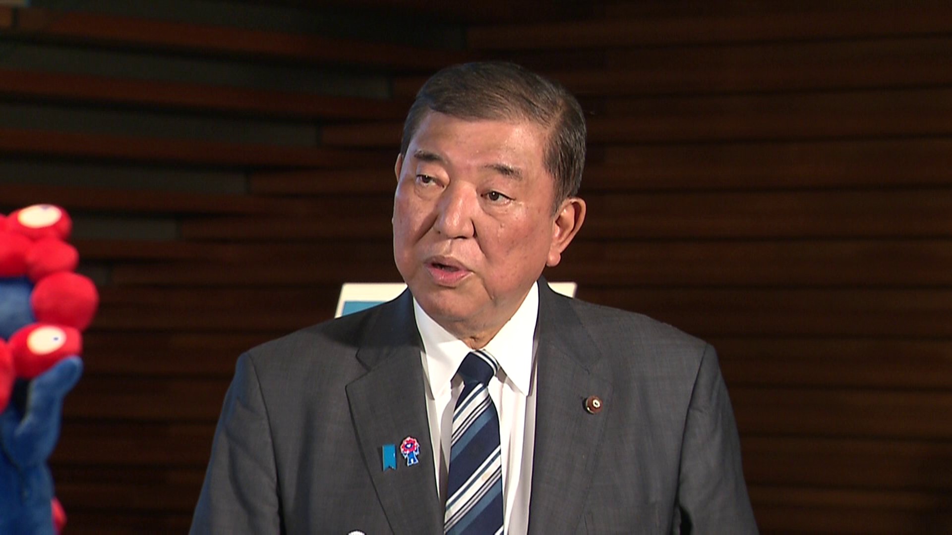 記者の質問に答える石破総理