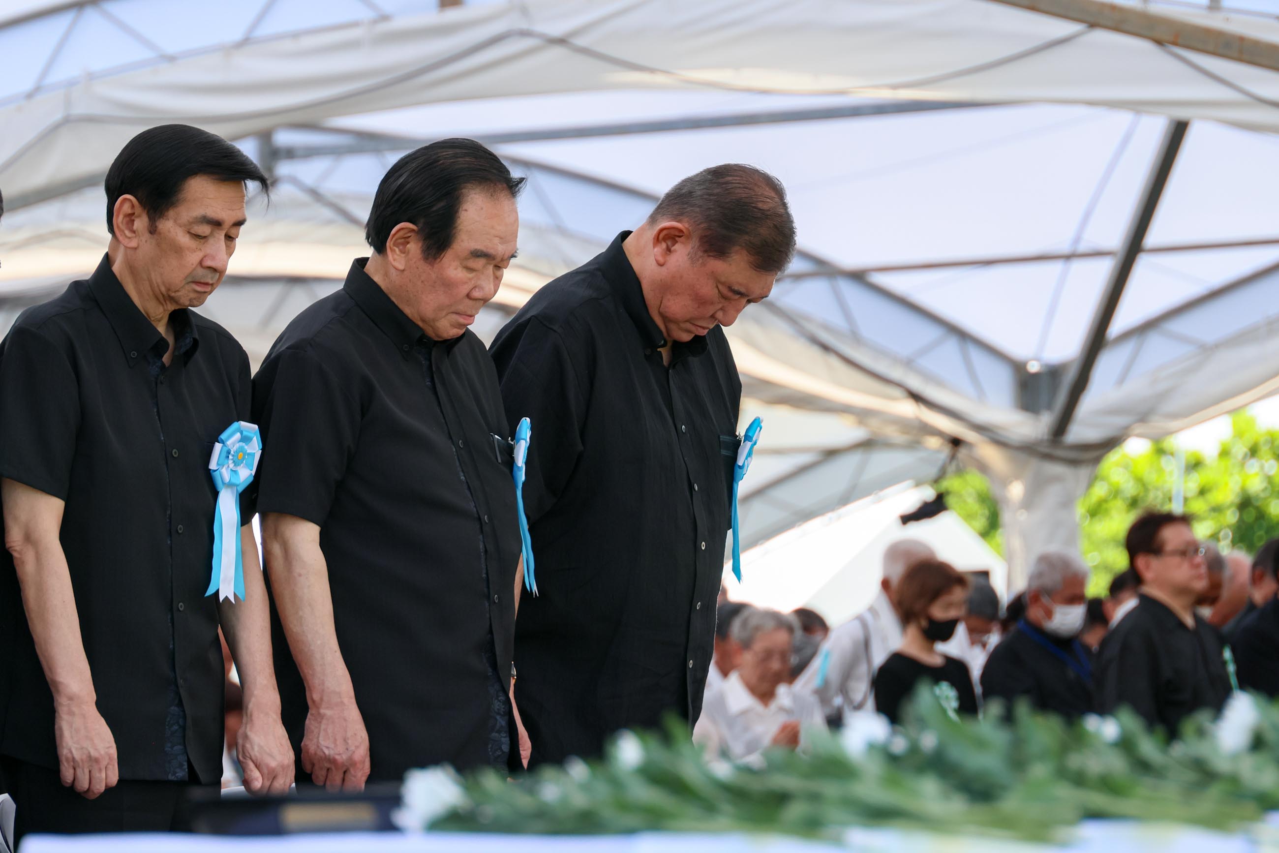 沖縄全戦没者追悼式で黙とうをささげる石破総理１