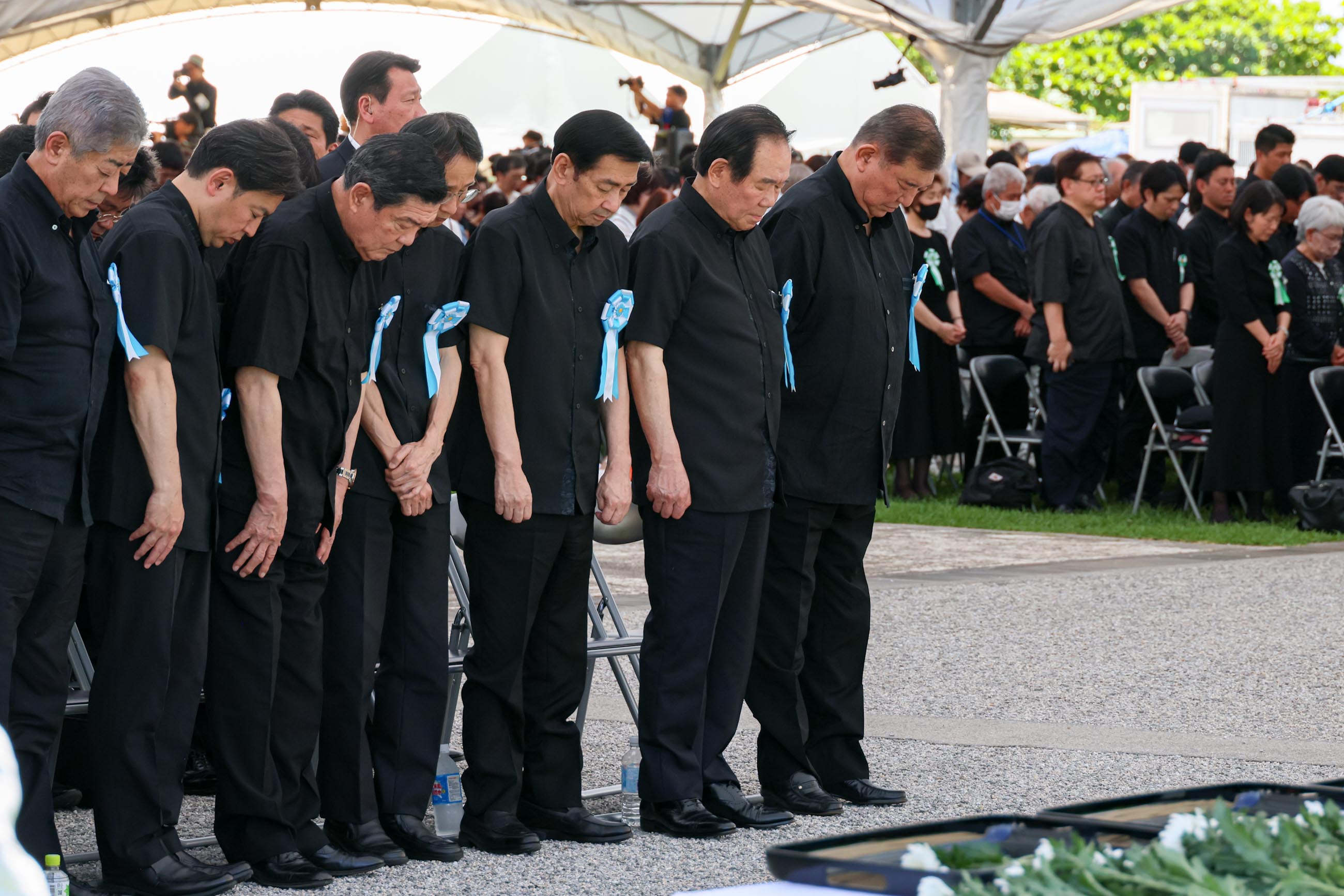 沖縄全戦没者追悼式で黙とうをささげる石破総理２