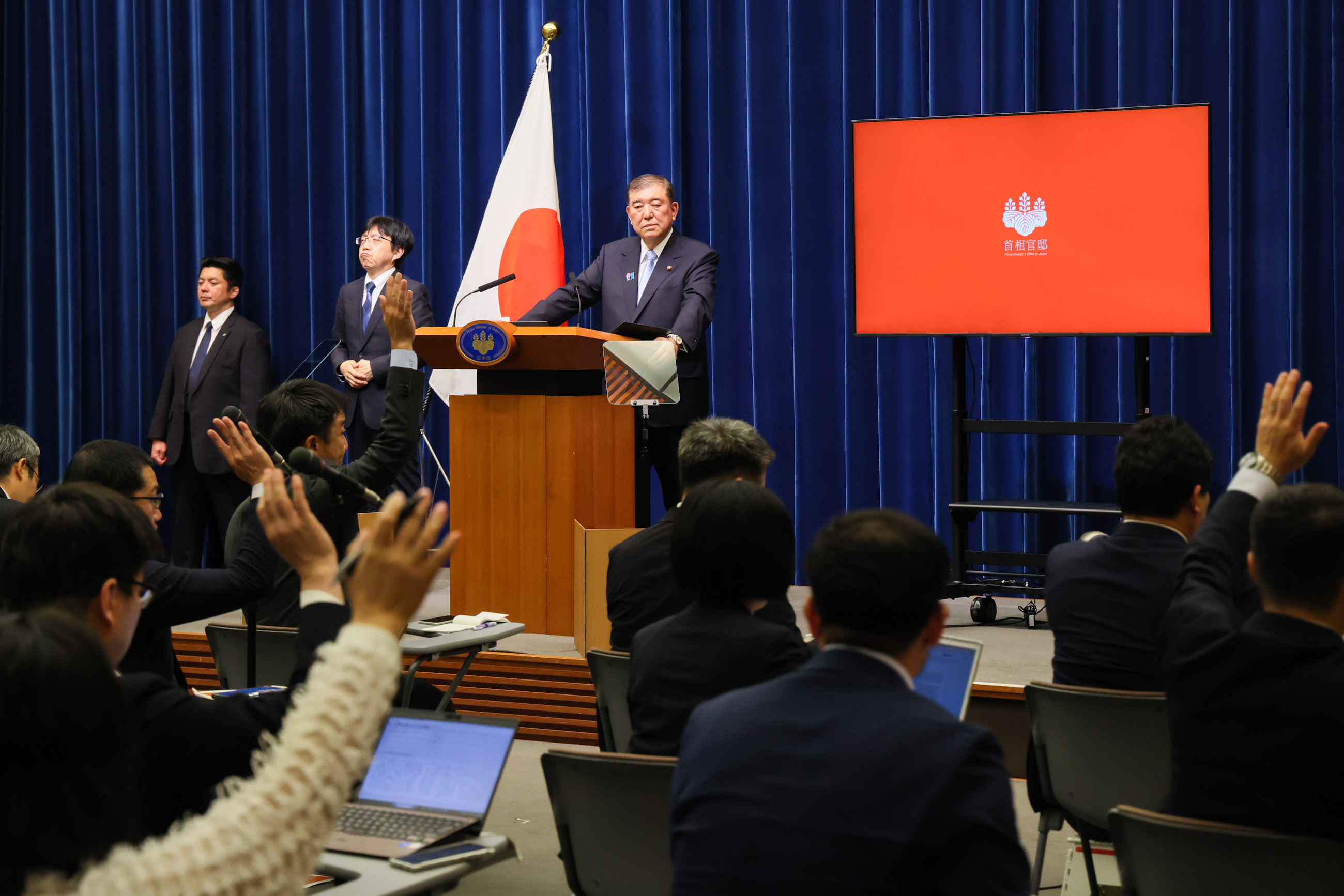記者の質問に答える石破総理３