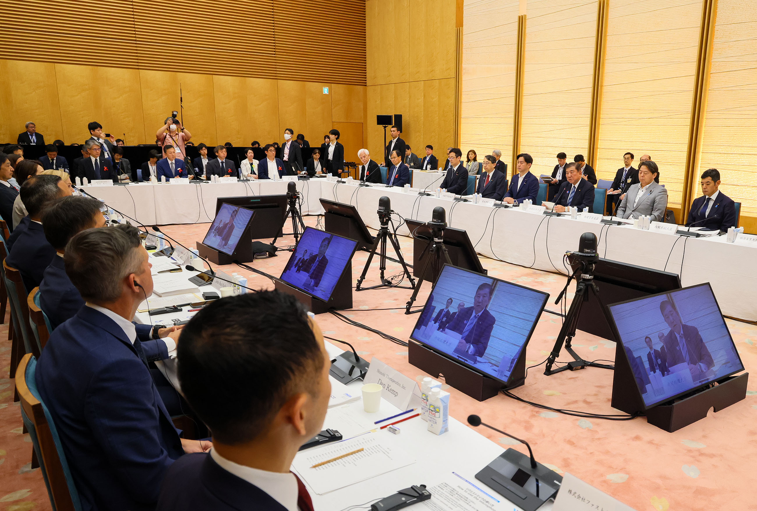 会議のまとめを行う石破総理２