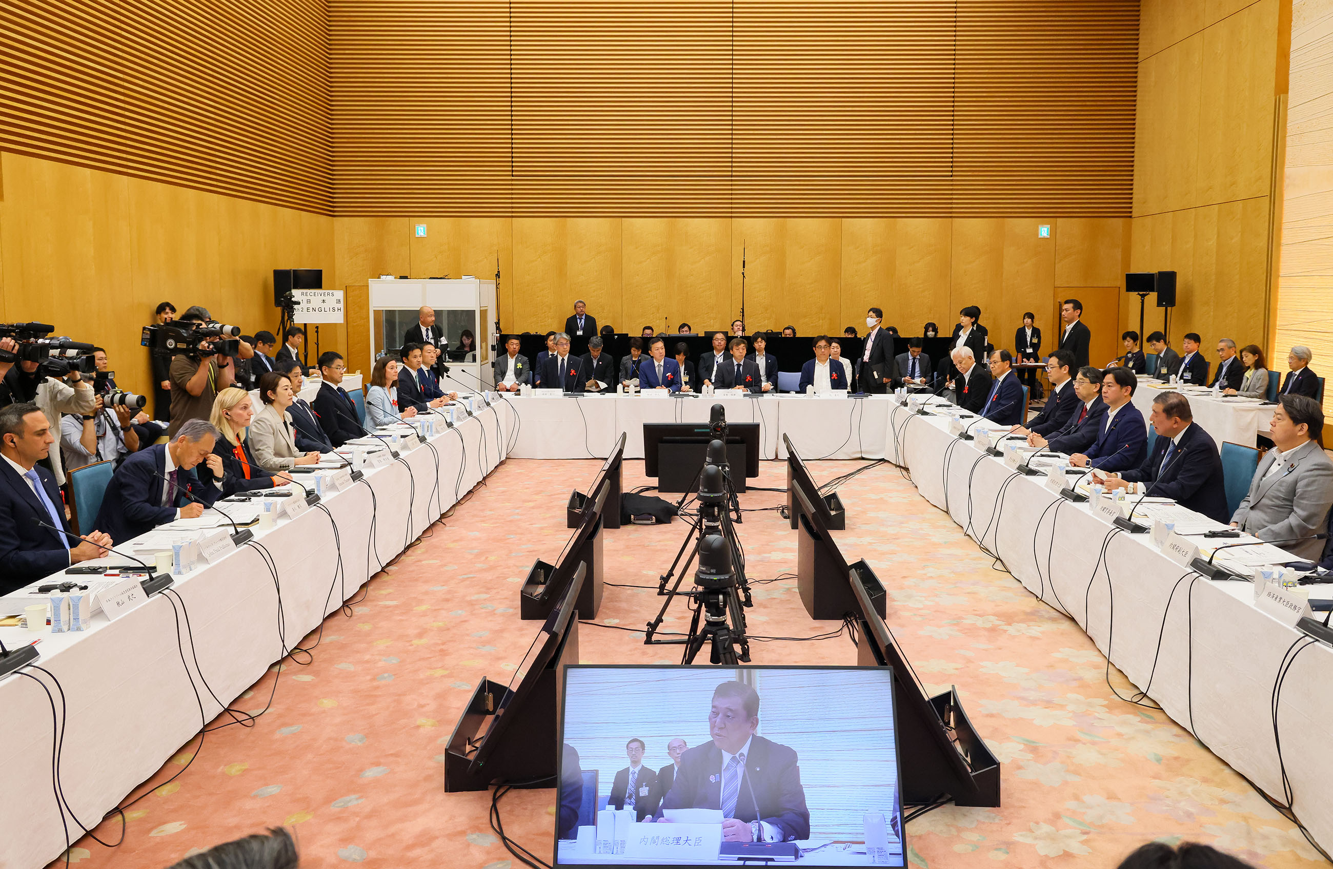 会議のまとめを行う石破総理３