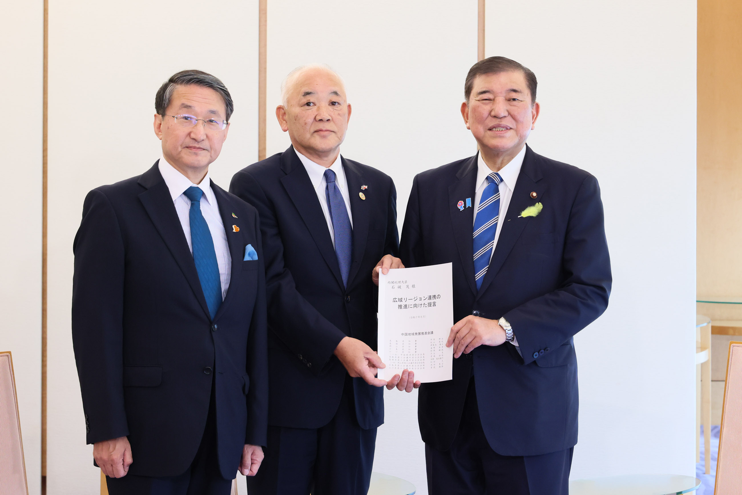 提言を受け取る石破総理１