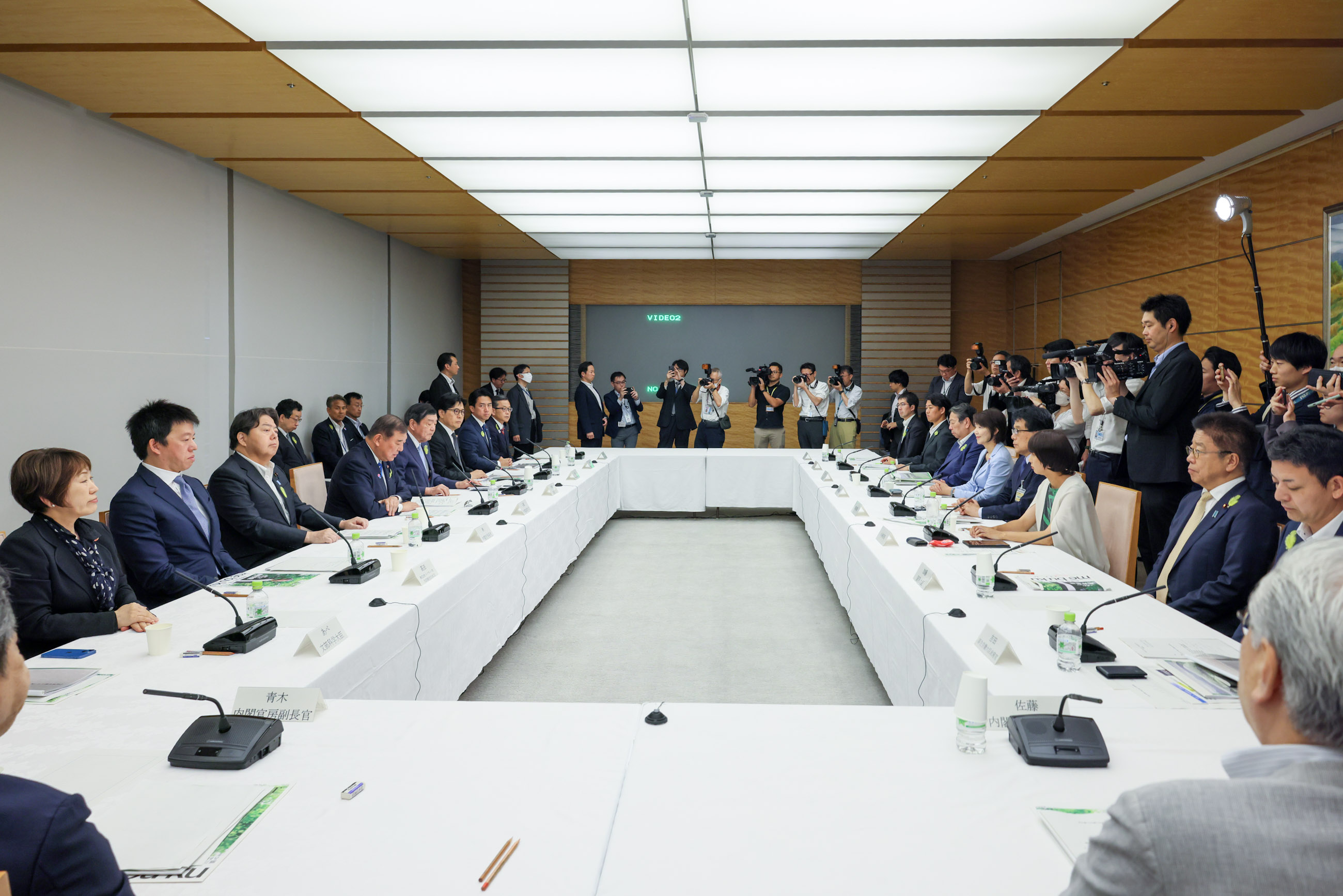 会議のまとめを行う石破総理３