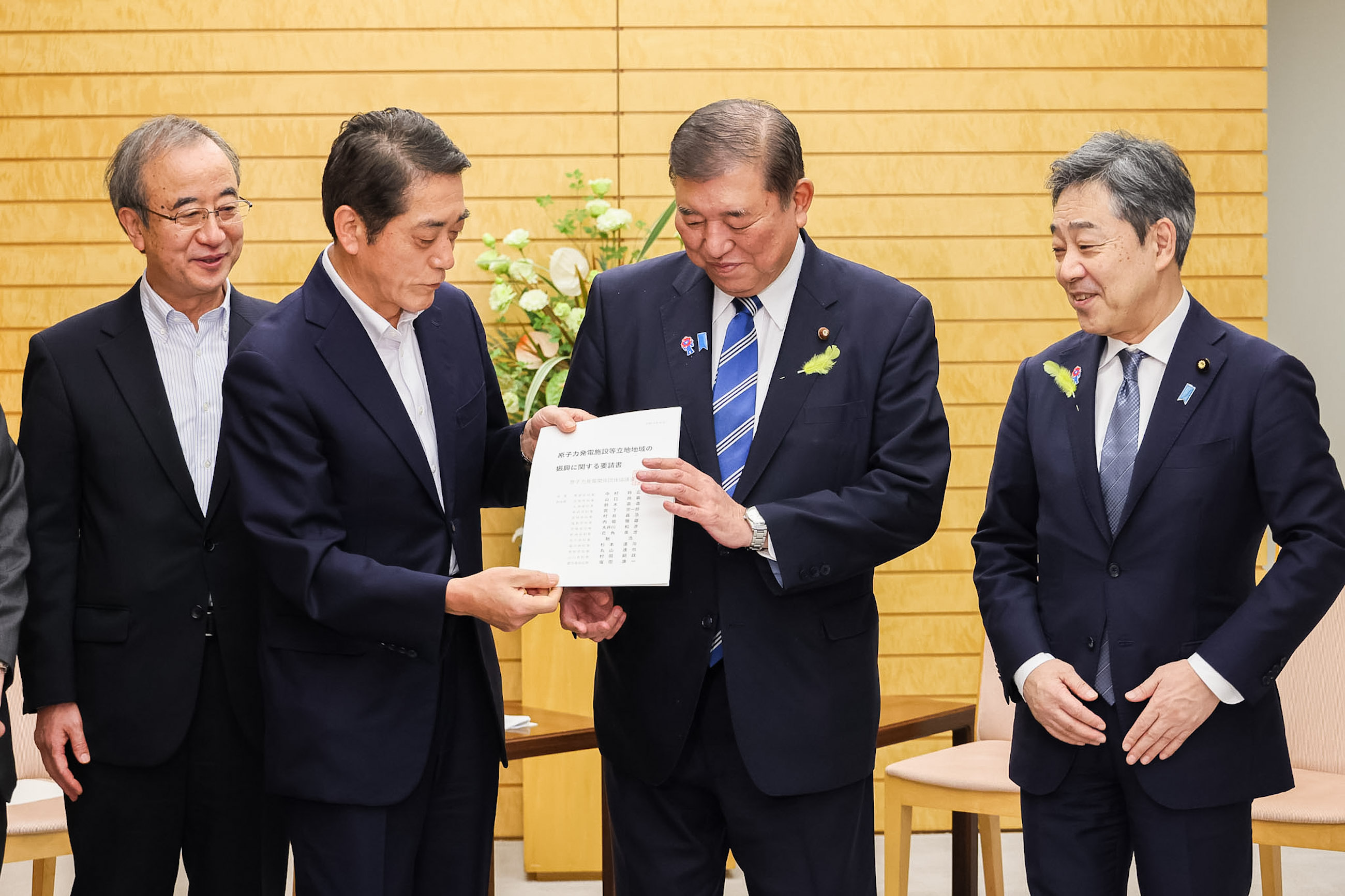 要請書を受け取る石破総理２