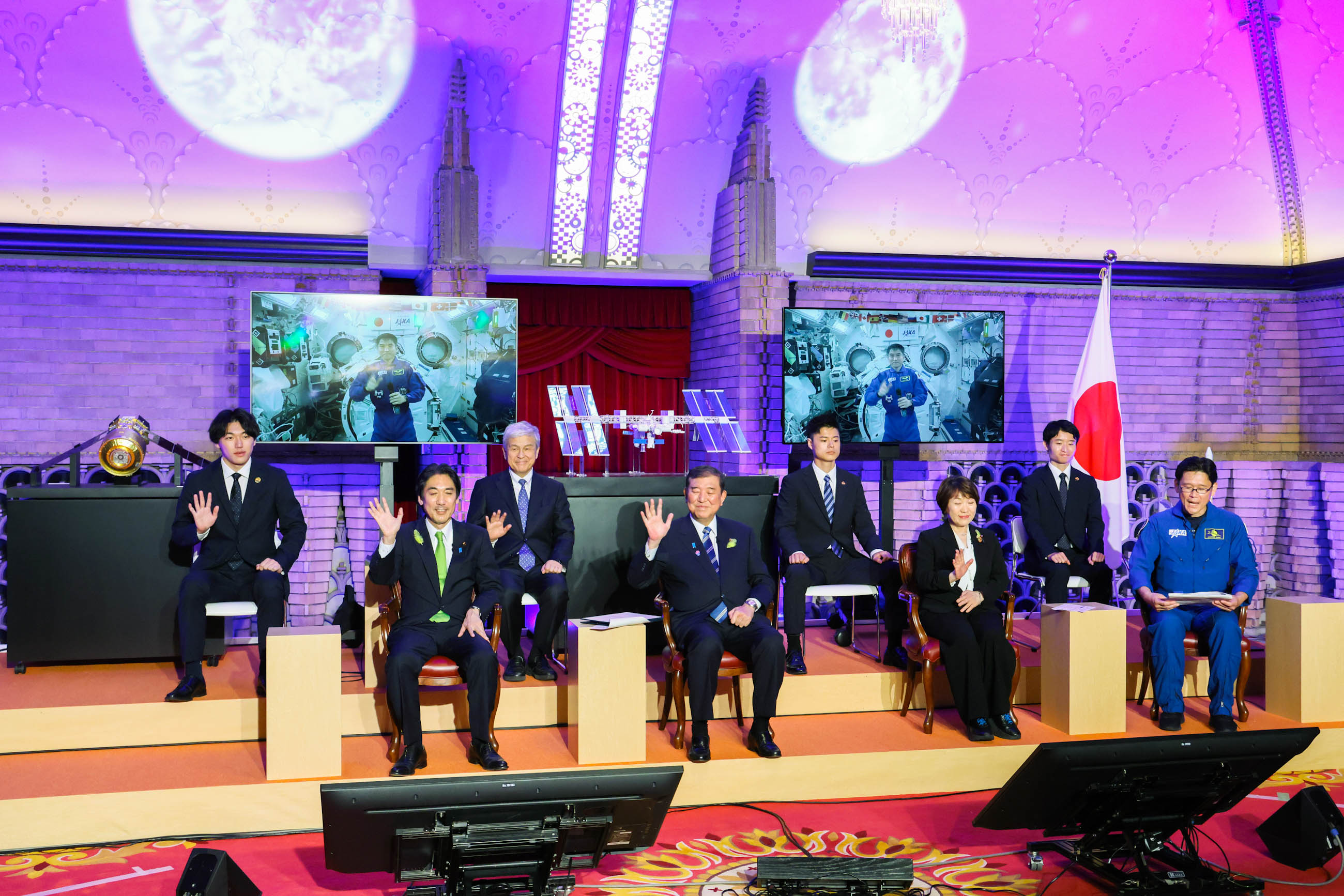 大西卓哉宇宙飛行士と交信する石破総理１
