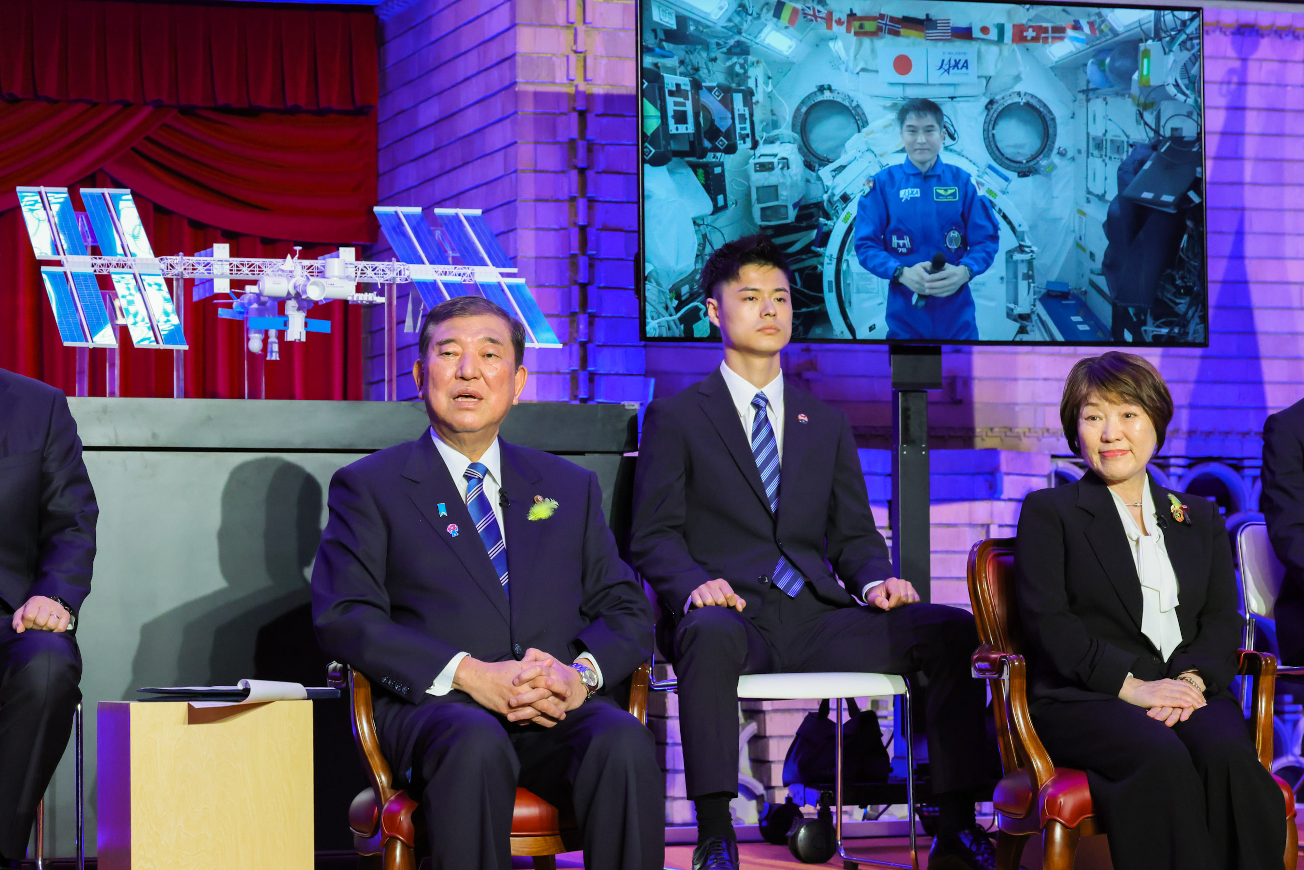 大西卓哉宇宙飛行士と交信する石破総理２