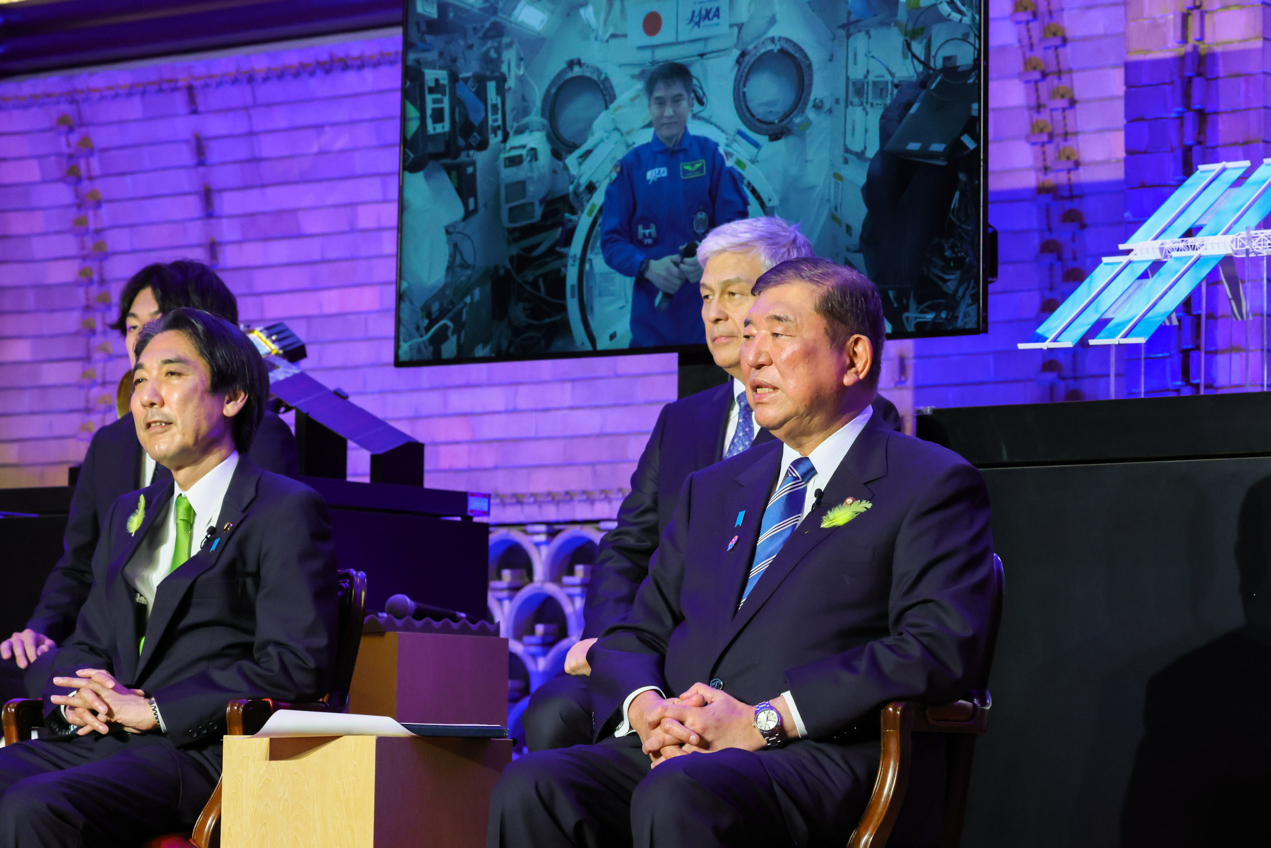 大西卓哉宇宙飛行士と交信する石破総理４
