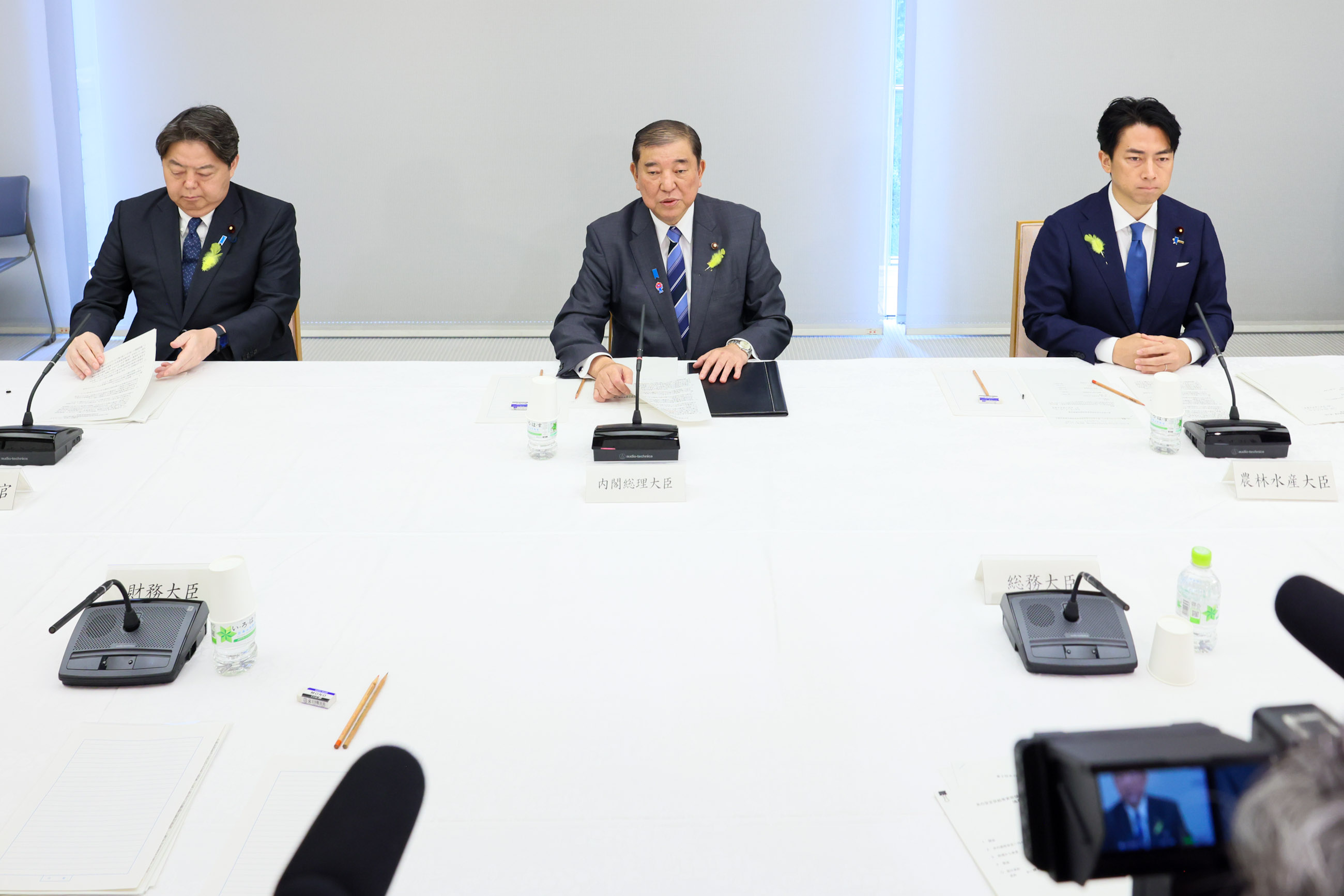 会議のまとめを行う石破総理３