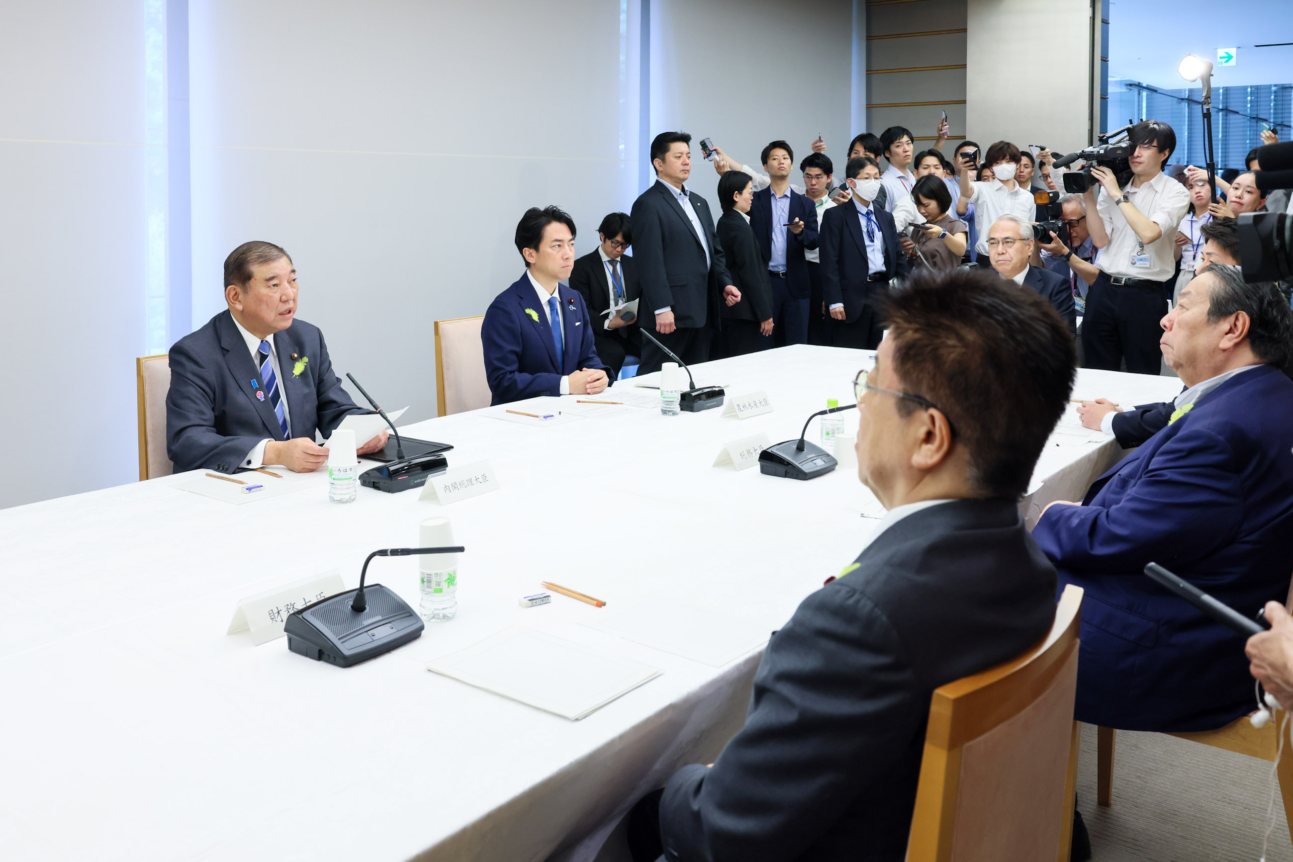 会議のまとめを行う石破総理４