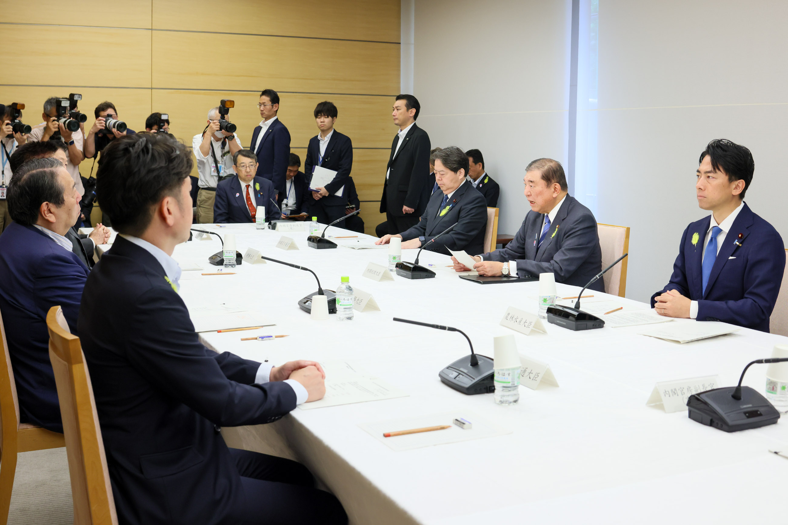 会議のまとめを行う石破総理６