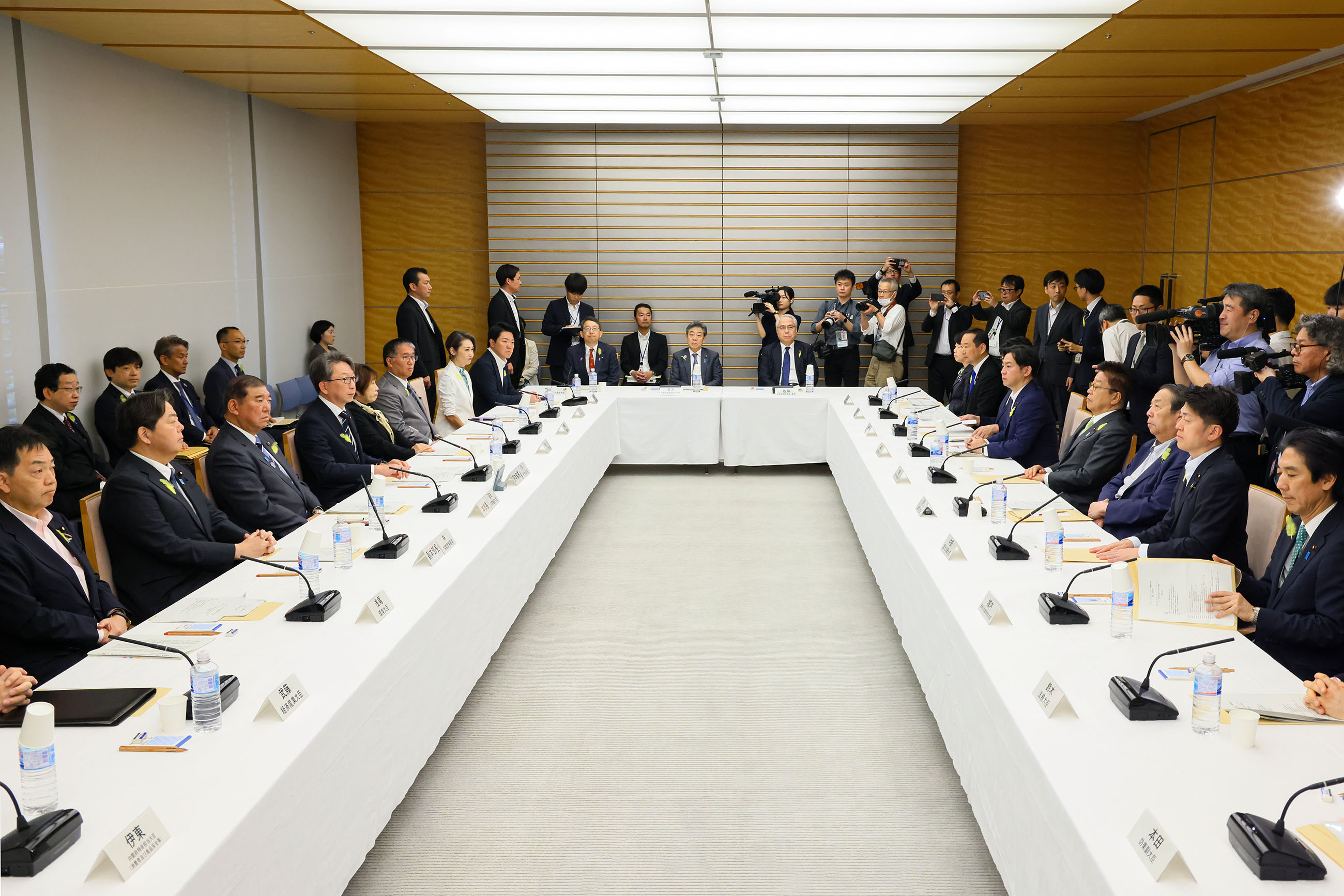 会議のまとめを行う石破総理２