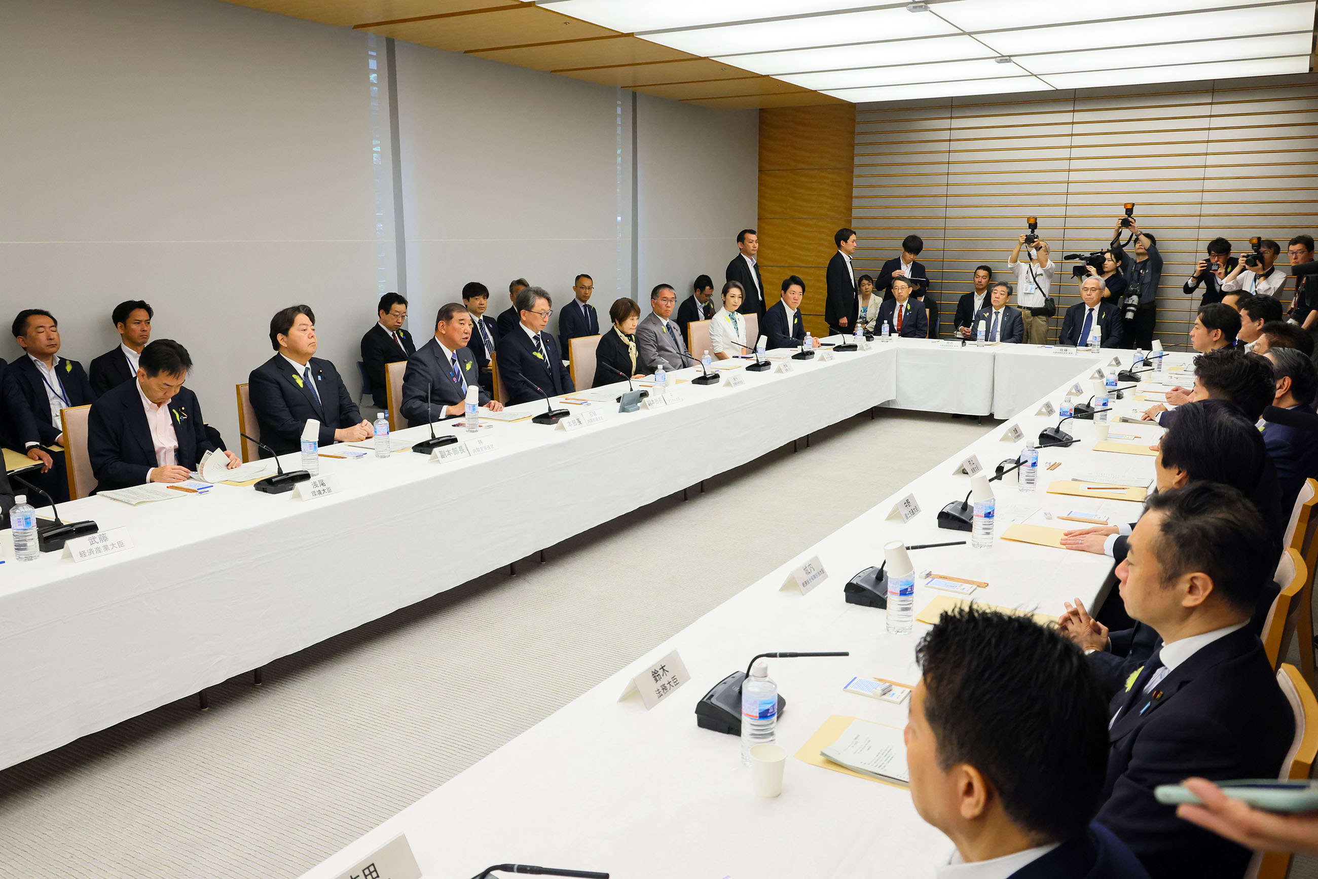 会議のまとめを行う石破総理３